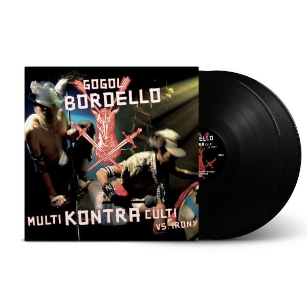 Albumcover mit Bandmitgliedern auf der Bühne, Albumtitel 'Multi Kontra Culti vs. Irony', zwei schwarze Schallplatten.