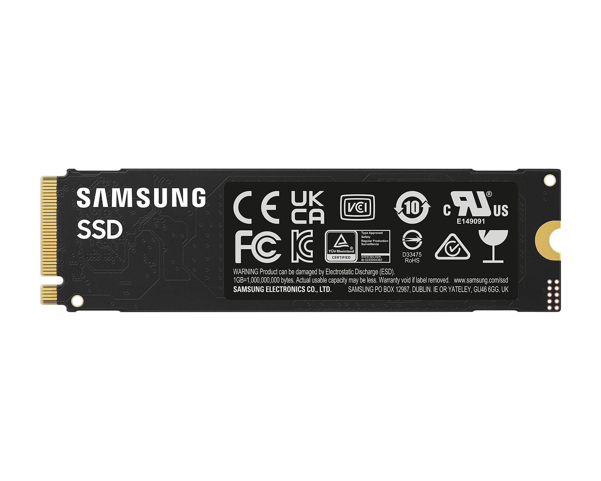 Beyaz metin ve logolarla siyah bir Samsung SSD sürücüsü. Altın konektörlere ve çeşitli sertifikalara sahip.