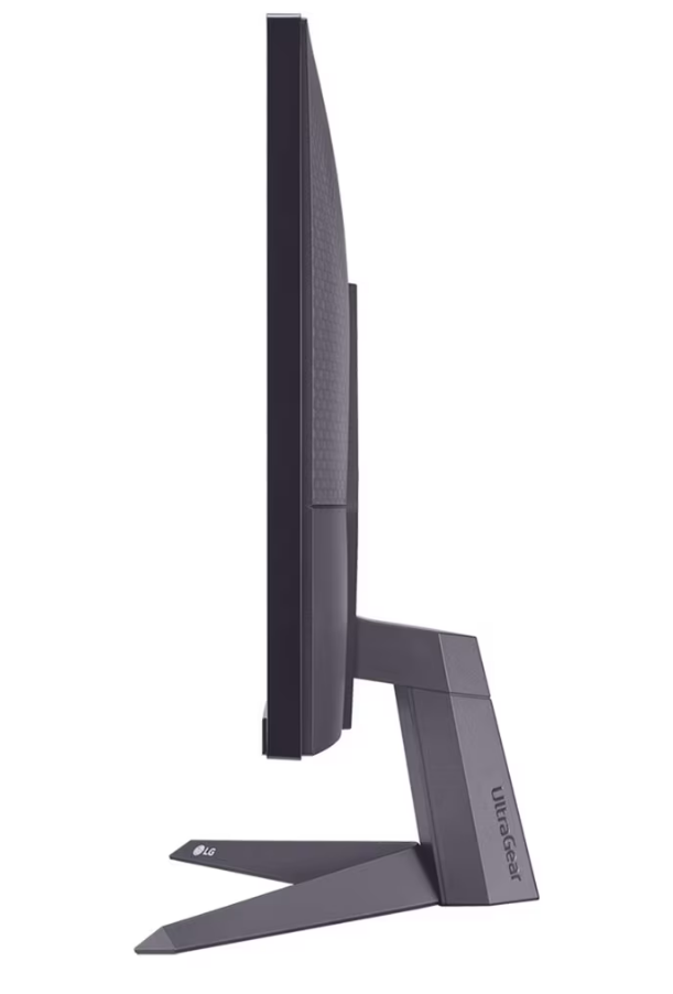 Siyah bir LG UltraGear monitörün yan görünümü. Stant açılı, ekran ince ve dokulu bir arka kısma sahip.