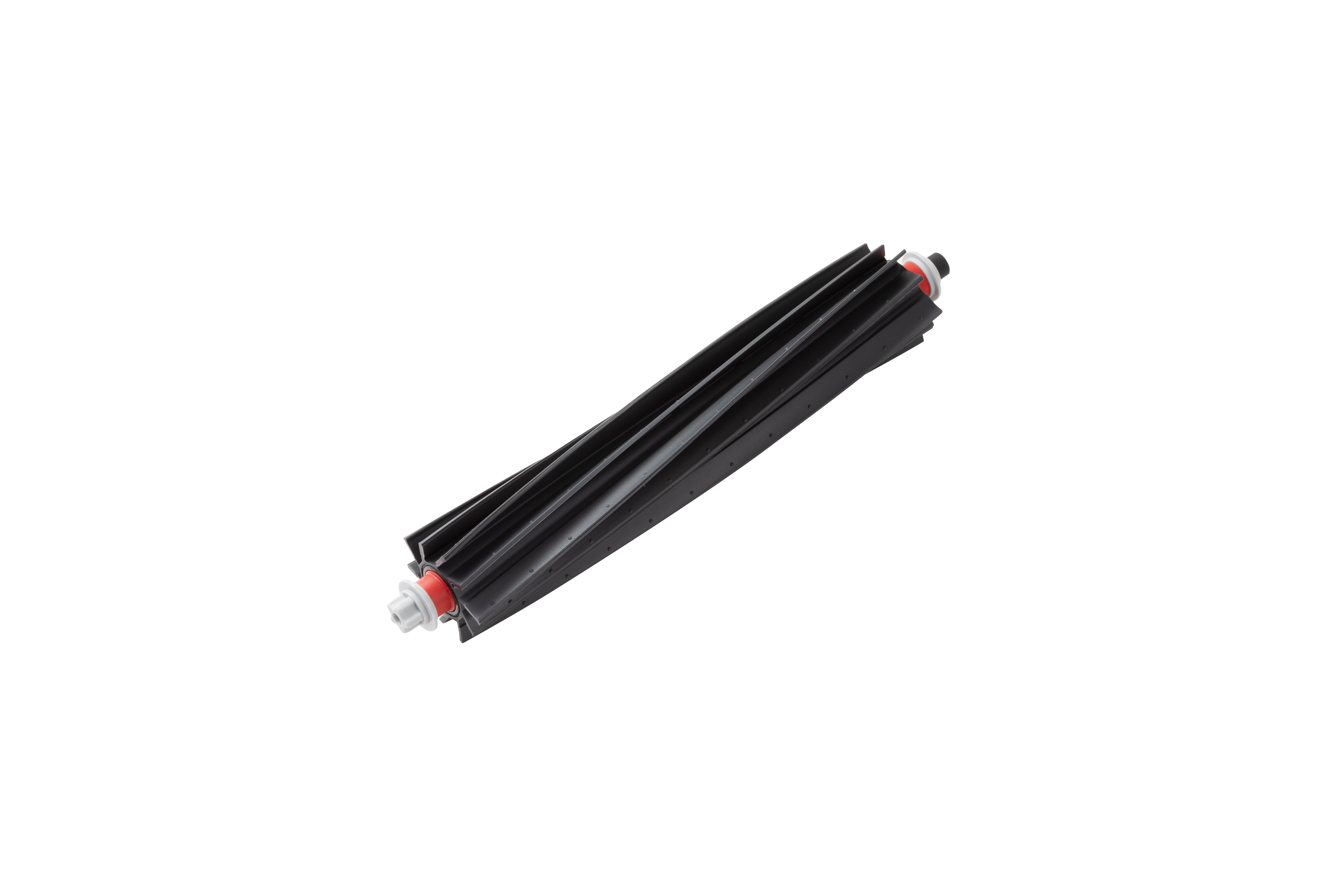 Eine schwarze Walzenbürste mit roten und silbernen Endkappen, isoliert auf weißem Hintergrund. Die Bürste hat ein geriffeltes Design.