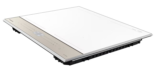 Biała i srebrna płyta indukcyjna. Posiada cyfrowy wyświetlacz i jest skierowana pod kątem do widza.