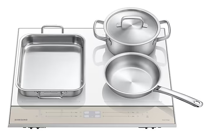 Płyta kuchenna ze stali nierdzewnej z brytfanną, garnkiem z pokrywką i patelnią. Płyta kuchenna ma cyfrowy wyświetlacz.
