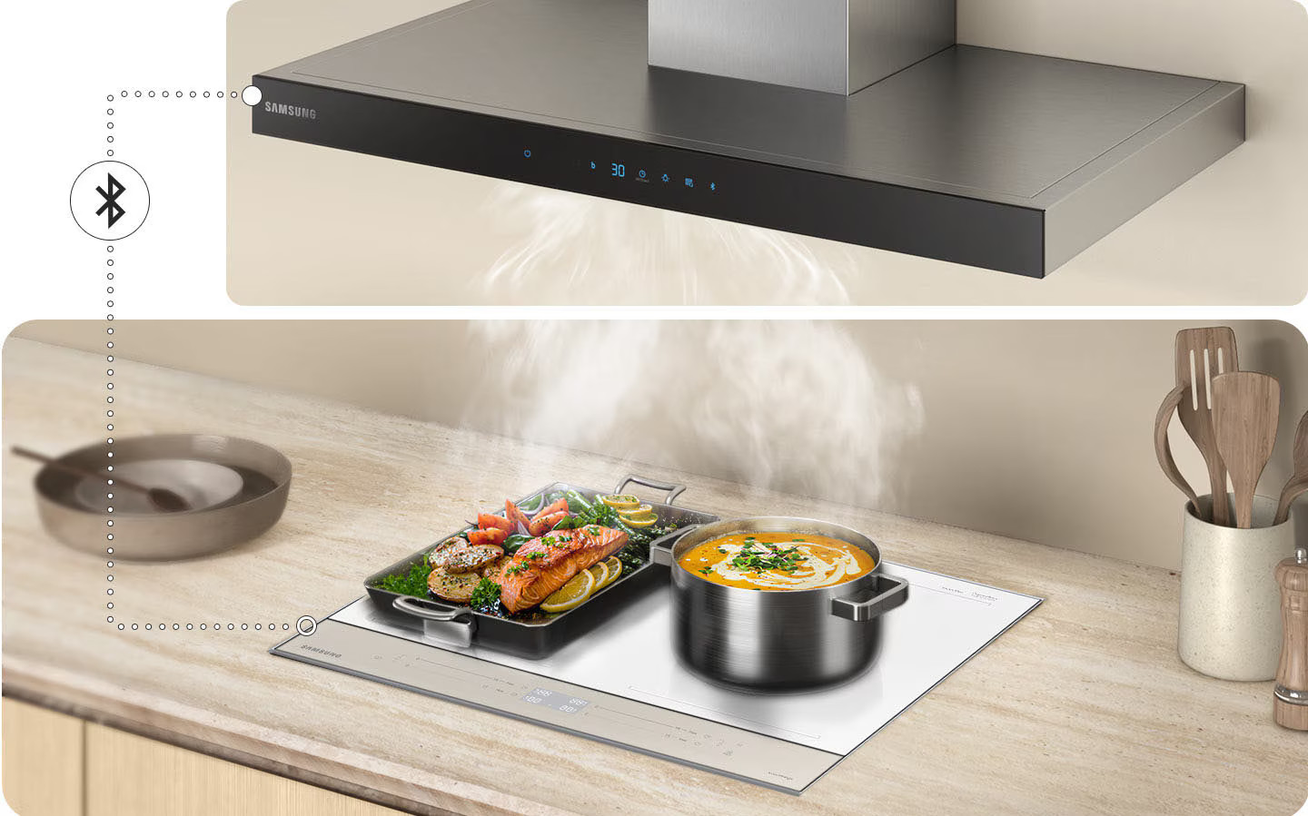 Scena kuchenna z okapem Samsung, płytą grzejną z jedzeniem i przyborami kuchennymi. Para unosi się z jedzenia na płycie.
