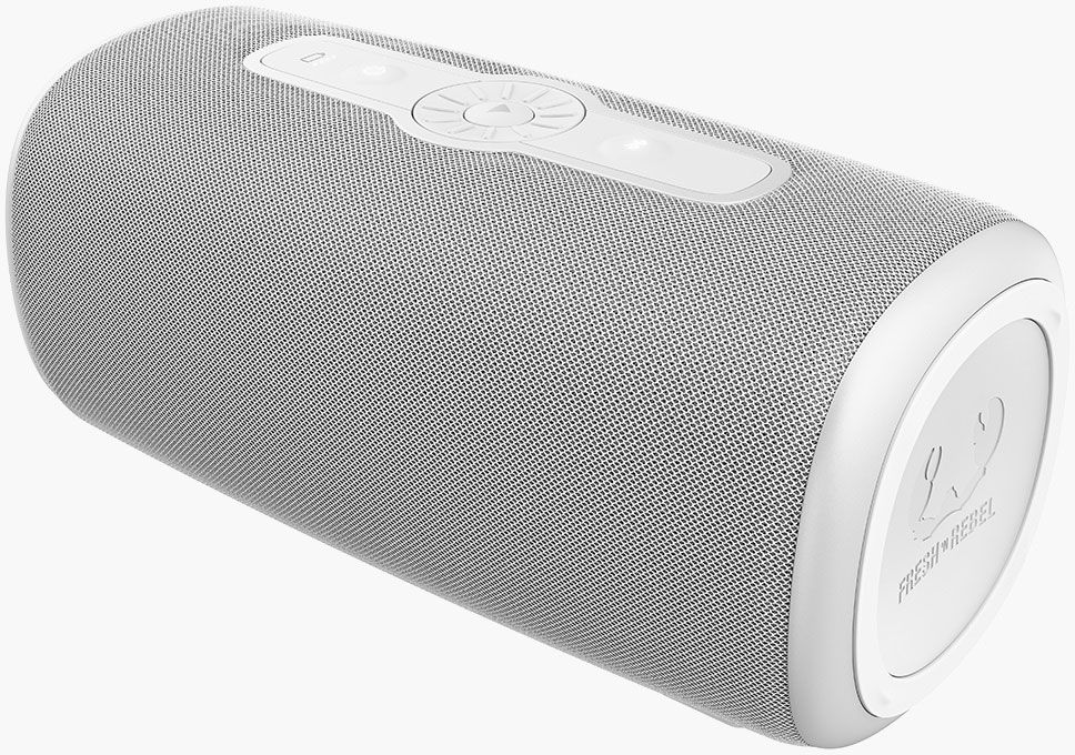 Un haut-parleur blanc et gris. Il a une surface en mesh, des boutons de contrôle en haut et une extrémité blanche avec un logo.
