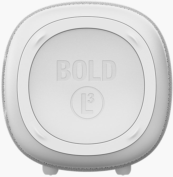 Un haut-parleur blanc avec un mesh gris. Le mot "BOLD" et le chiffre "3" sont visibles. C'est un plan rapproché.
