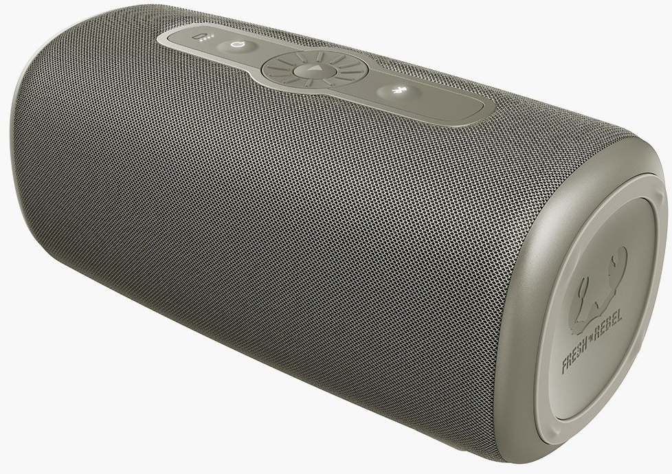 Un haut-parleur cylindrique gris avec un tissu en maille. Le dessus a des boutons de commande. Une extrémité porte le logo Fresh Rebel.