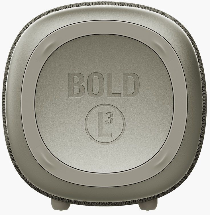Gros plan sur un haut-parleur avec le mot "BOLD" et un logo. Il a un design circulaire avec une palette de couleurs gris clair.