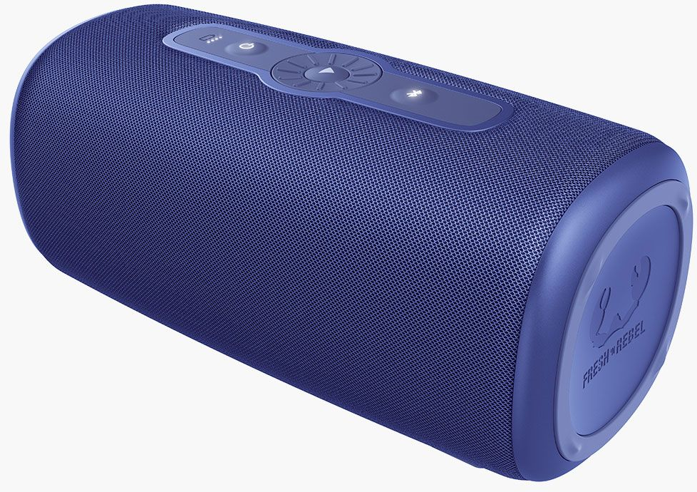 Un haut-parleur cylindrique bleu. Il possède des boutons de commande sur le dessus et les mots 'Fresh Rebel' sur le côté.