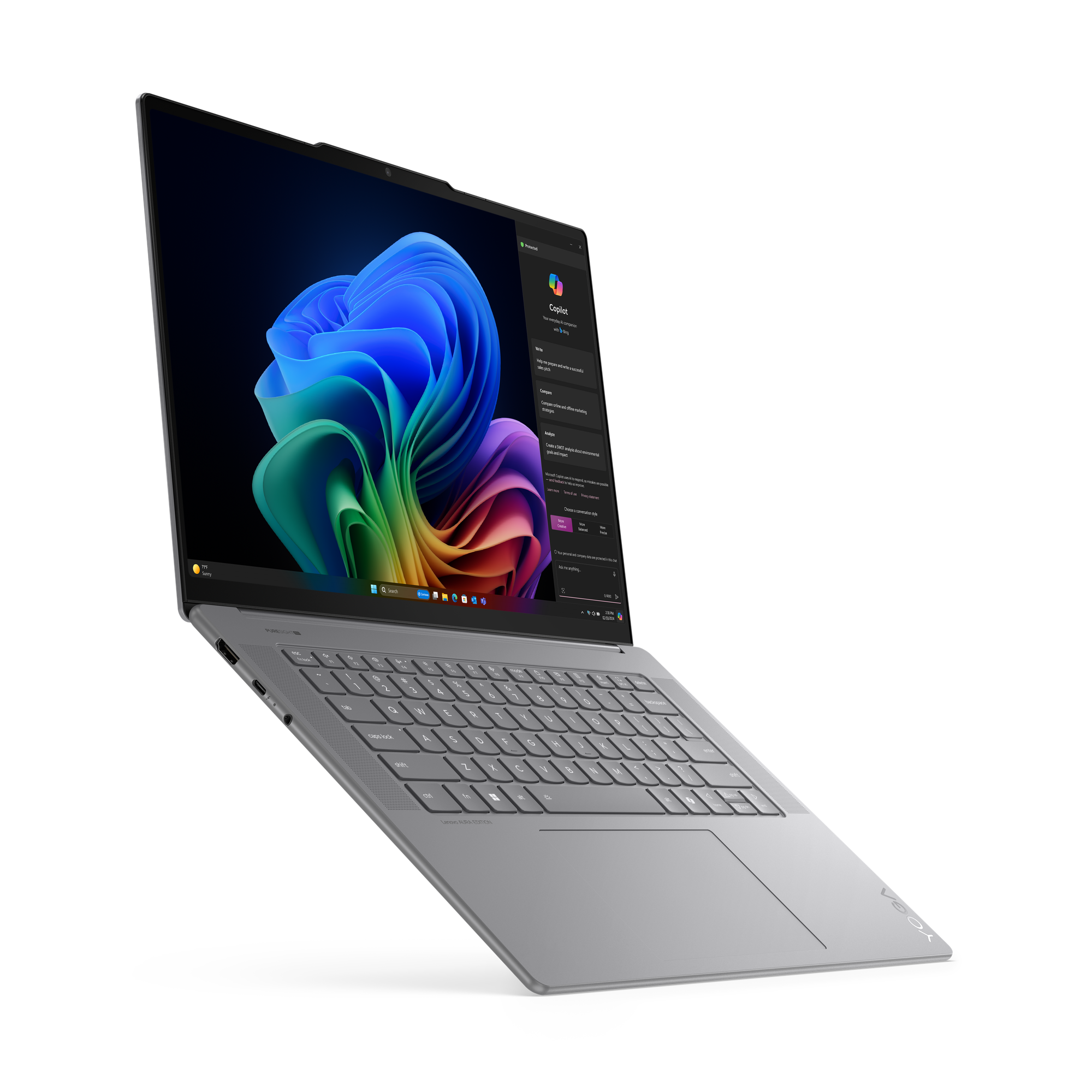 Zilveren laptop op zwarte achtergrond. Scherm toont kleurrijke abstracte afbeelding. Toetsenbord en touchpad zichtbaar.