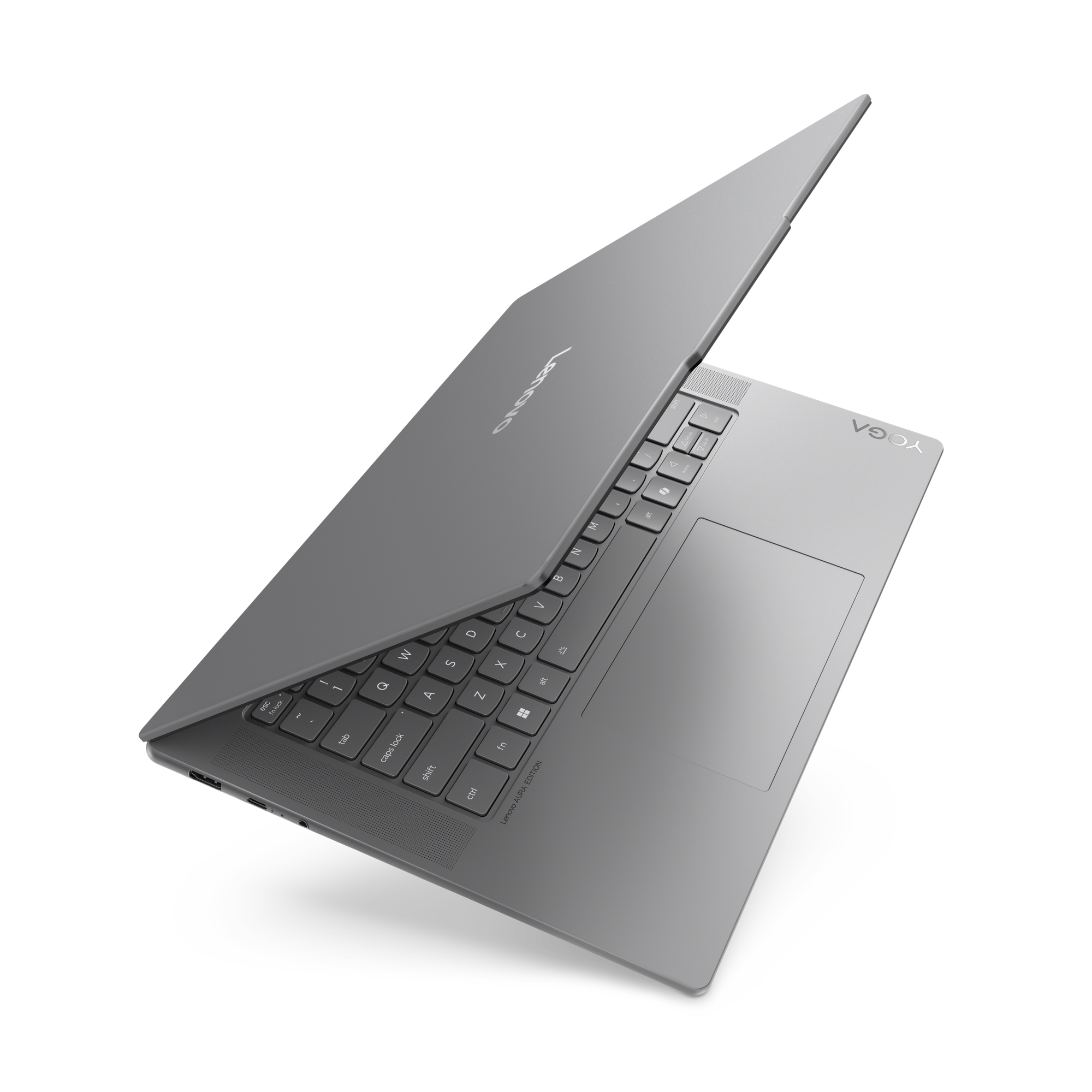 Grijze Lenovo Yoga laptop, open, op zwarte achtergrond. Toetsenbord zichtbaar, met Yoga logo. De laptop is gekanteld.