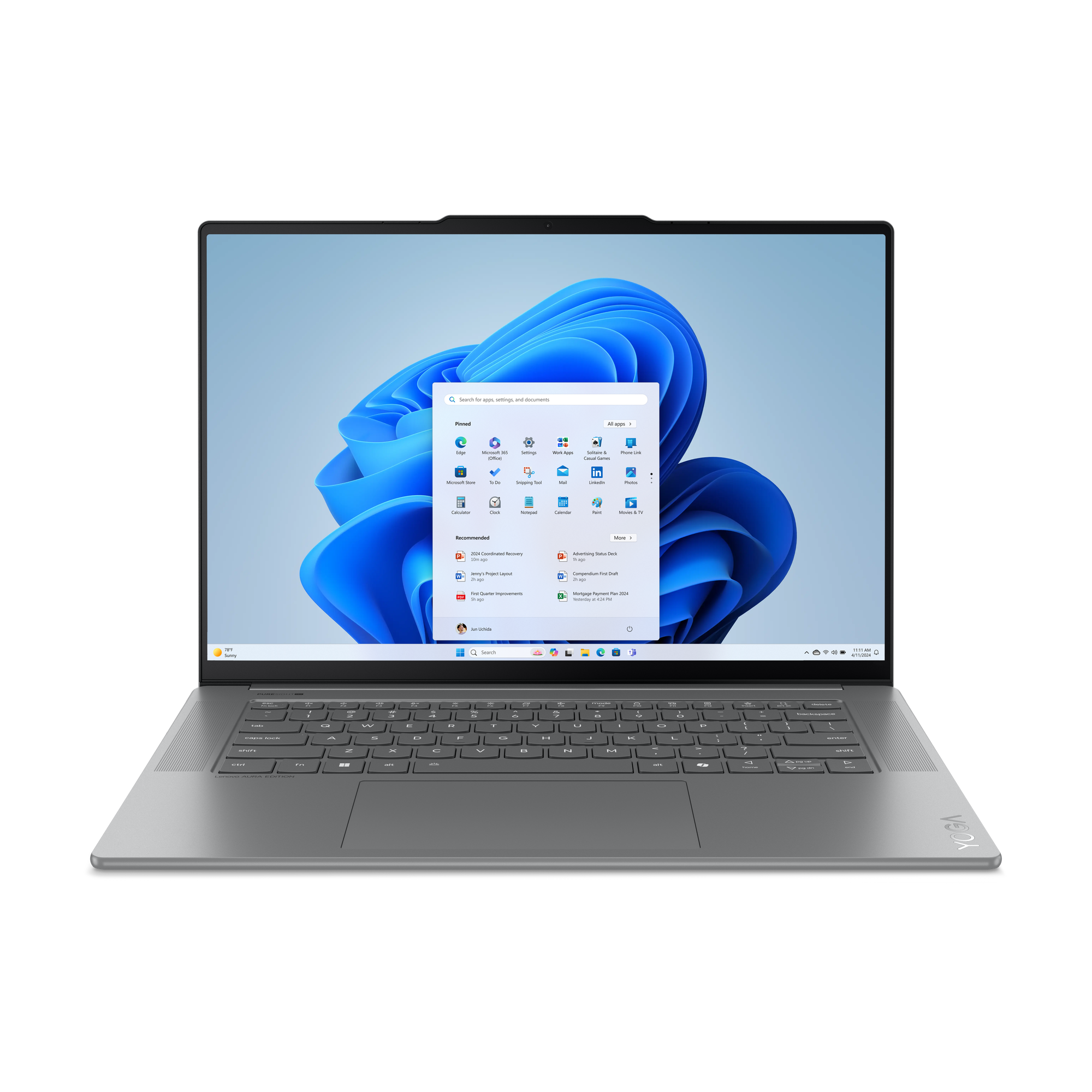 Een zilveren laptop toont een Windows 11-interface. Het toetsenbord is zichtbaar. Het scherm toont apps en een zoekbalk.