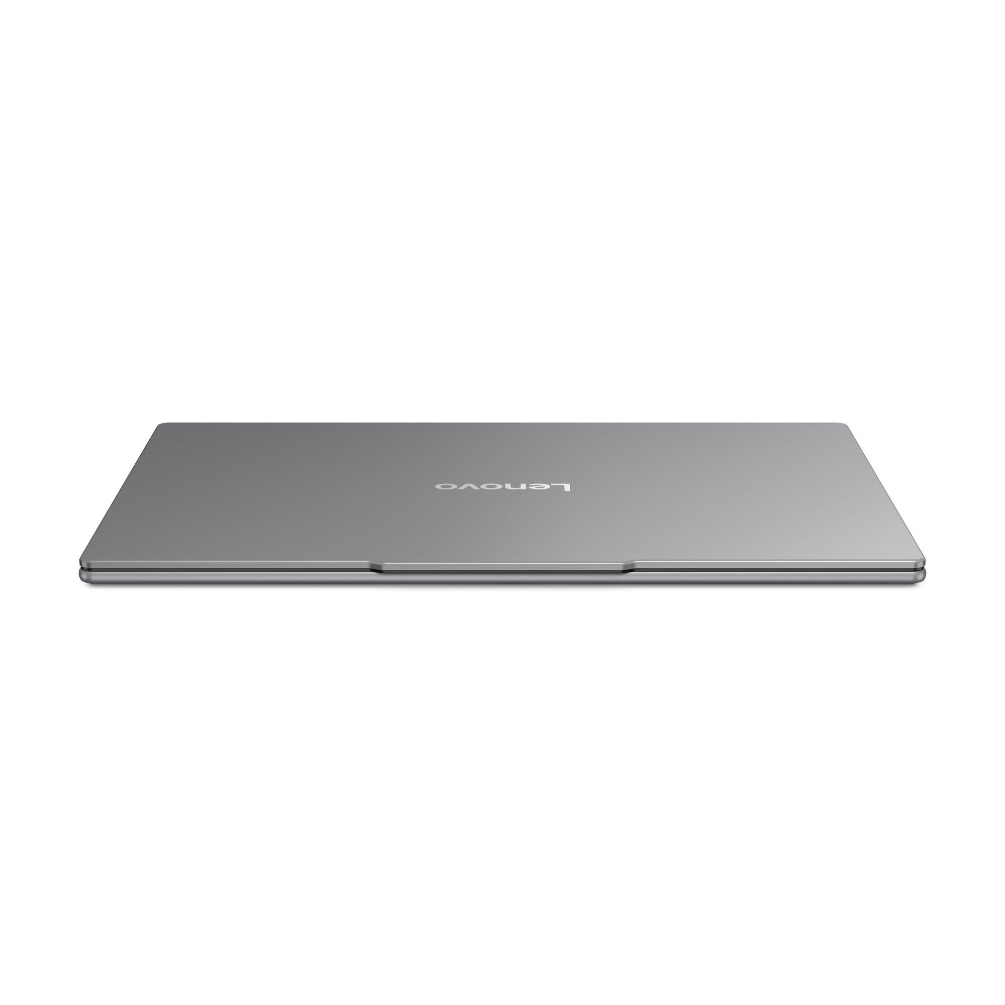 Een grijze Lenovo laptop is gesloten en van opzij te zien tegen een zwarte achtergrond. Het Lenovo-logo is zichtbaar.