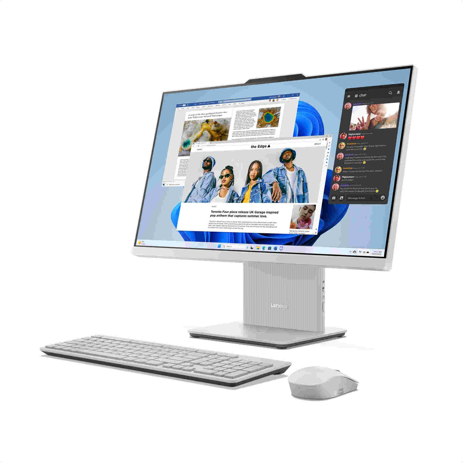Witte Lenovo all-in-one computer met toetsenbord en muis. Scherm toont een webpagina en chatvenster.