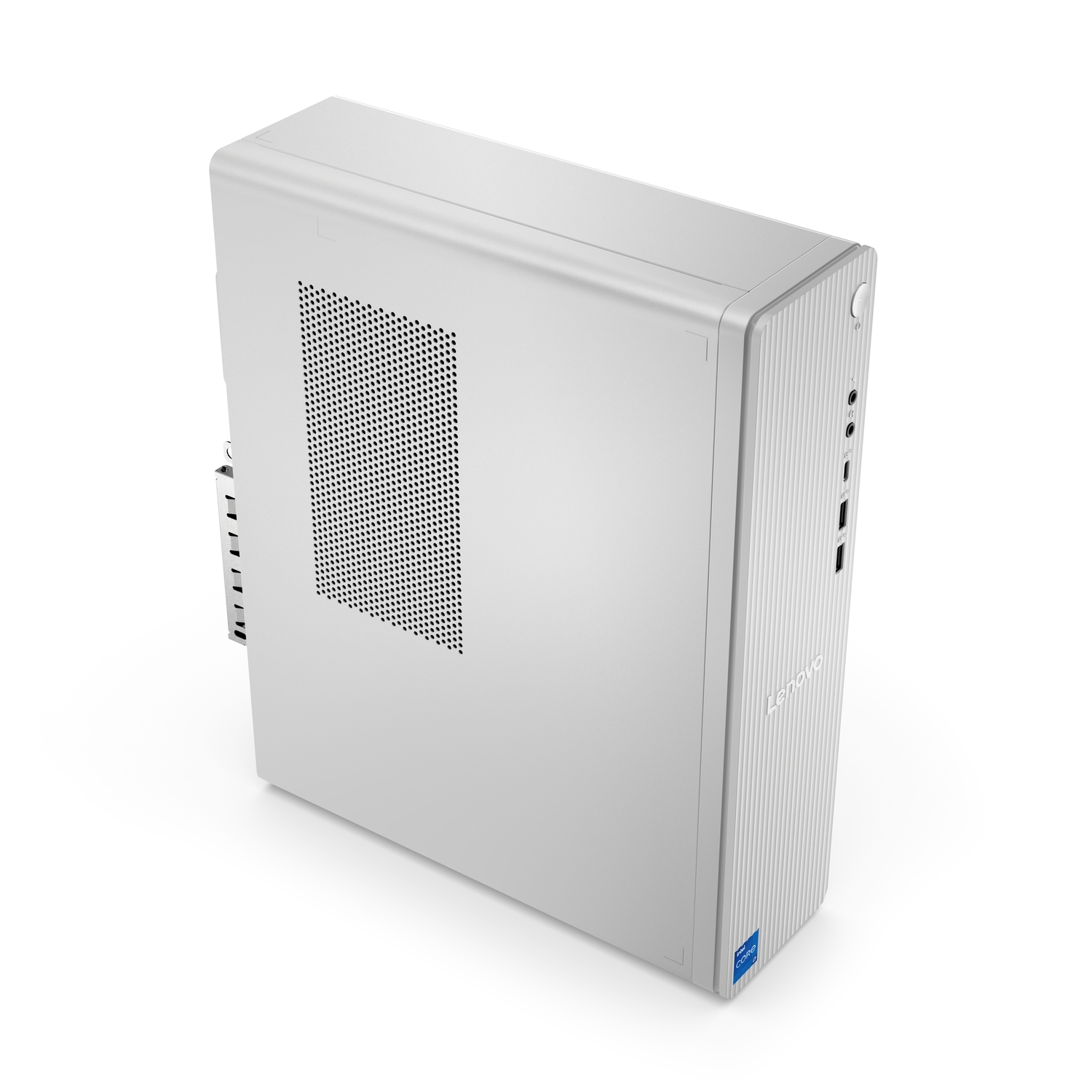 Een zilveren Lenovo desktopcomputer staat op een witte ondergrond. Hij heeft een geperforeerd zijpaneel en een verticaal gestreepte voorkant.