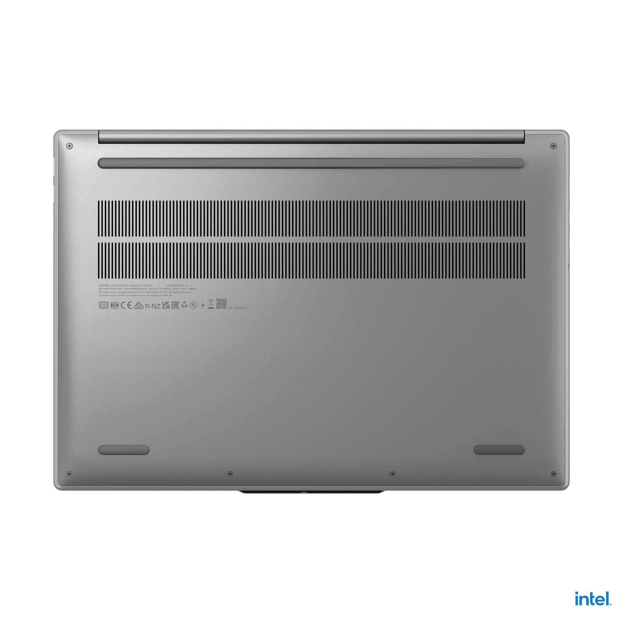 Unterseite eines Laptops auf weißem Hintergrund. Merkmale sind Lüftungsschlitze, Schrauben und ein Produktetikett. Das Intel-Logo ist sichtbar.