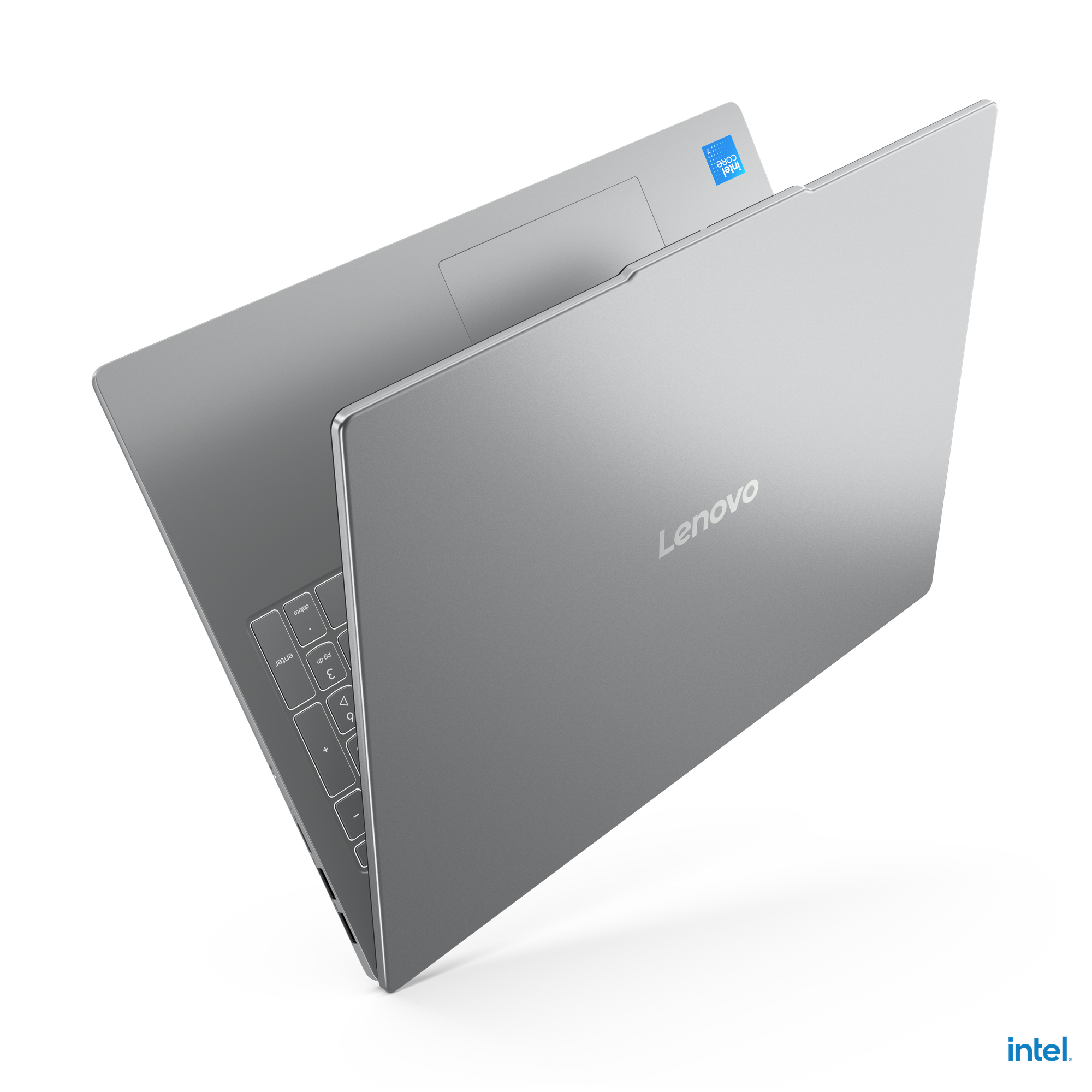 Ein silberner Lenovo-Laptop ist geöffnet und zeigt Tastatur und Bildschirm. Der Intel Core i7-Aufkleber ist sichtbar.