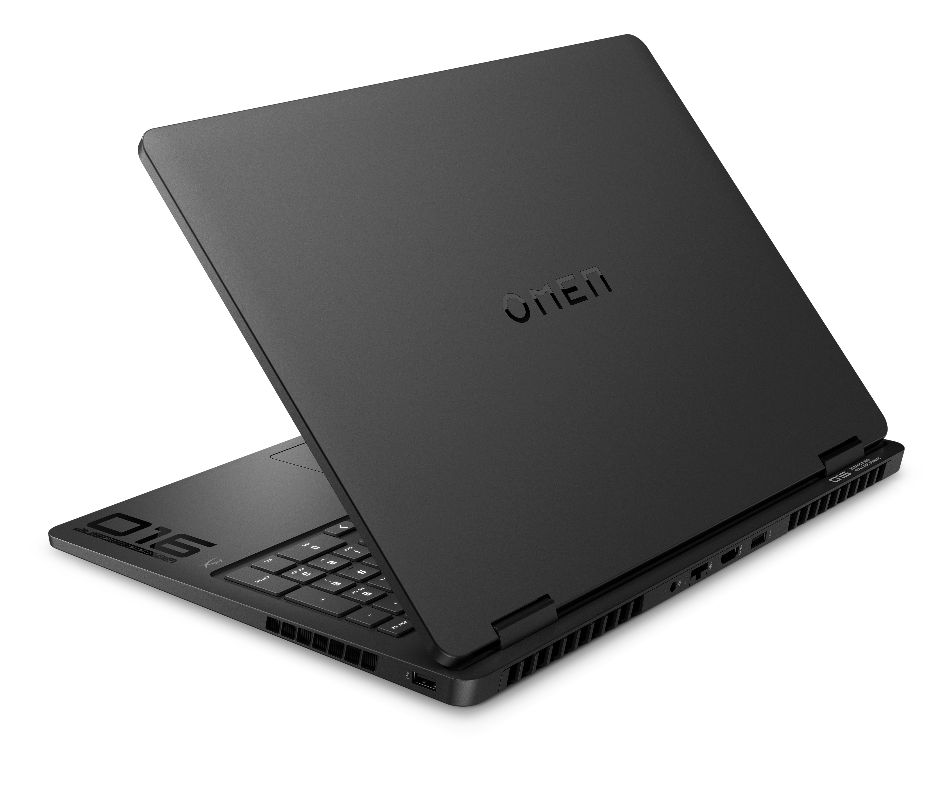 Czarny laptop, częściowo otwarty, na czarnym tle. Logo OMEN jest widoczne na pokrywie.