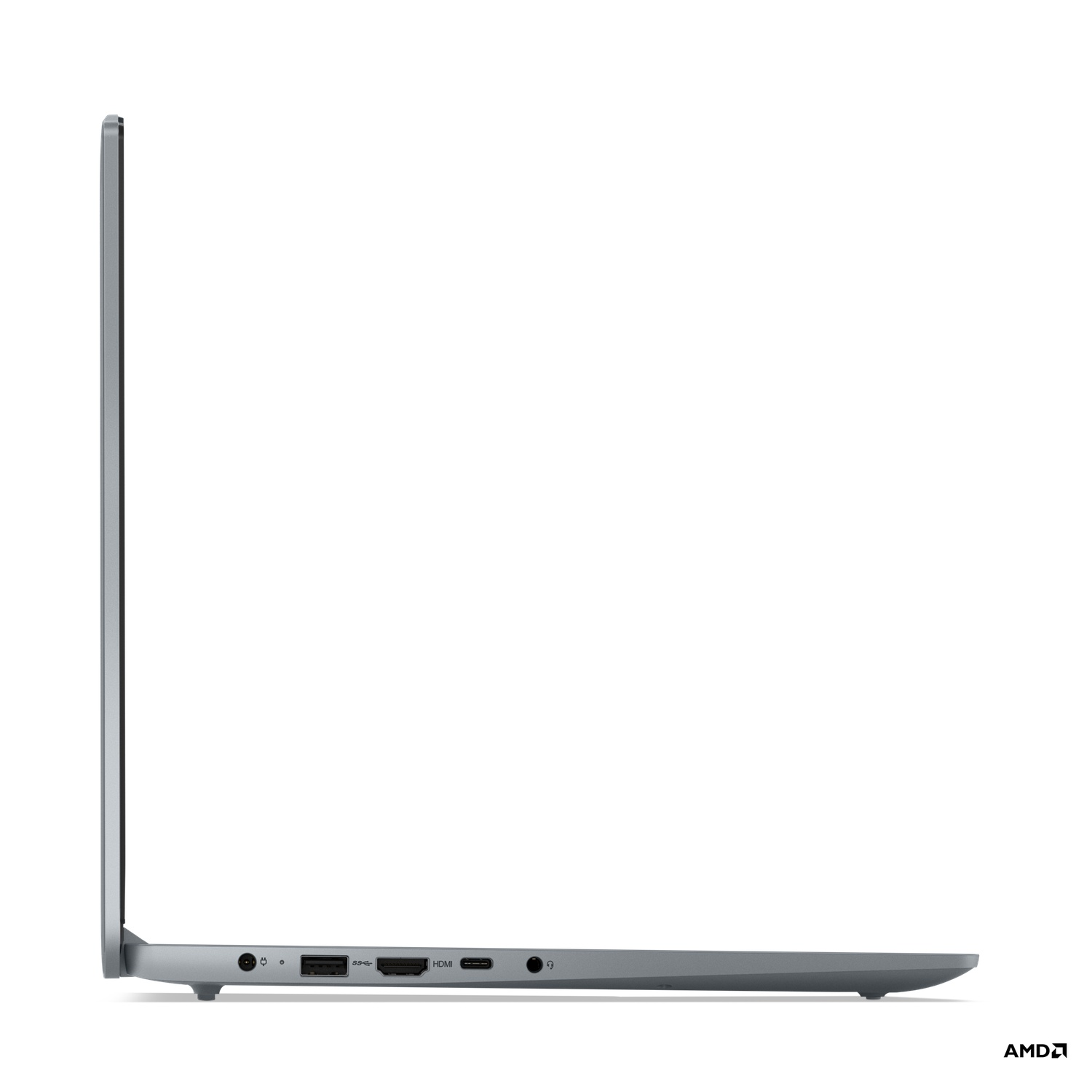 Vue latérale d'un ordinateur portable gris sur une surface blanche. Les ports et le logo AMD sont visibles.