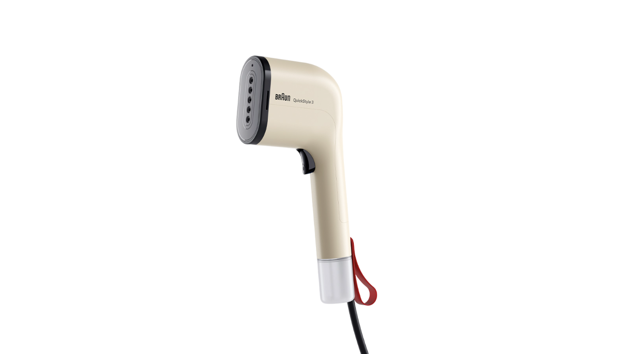 Ein beiger Handdampfer Braun QuickStyle 3. Er hat einen schwarzen Auslöser und eine rote Schlaufe. Der Hintergrund ist schwarz.
