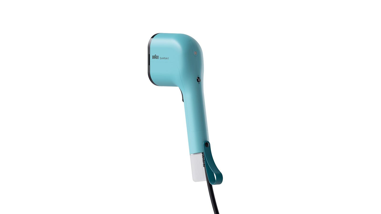 Ein blauer Braun QuickStyle 3 Kleidungsdampfer. Er hat einen langen Griff mit Haken und ein schwarzes Netzkabel. Der Hintergrund ist weiß.