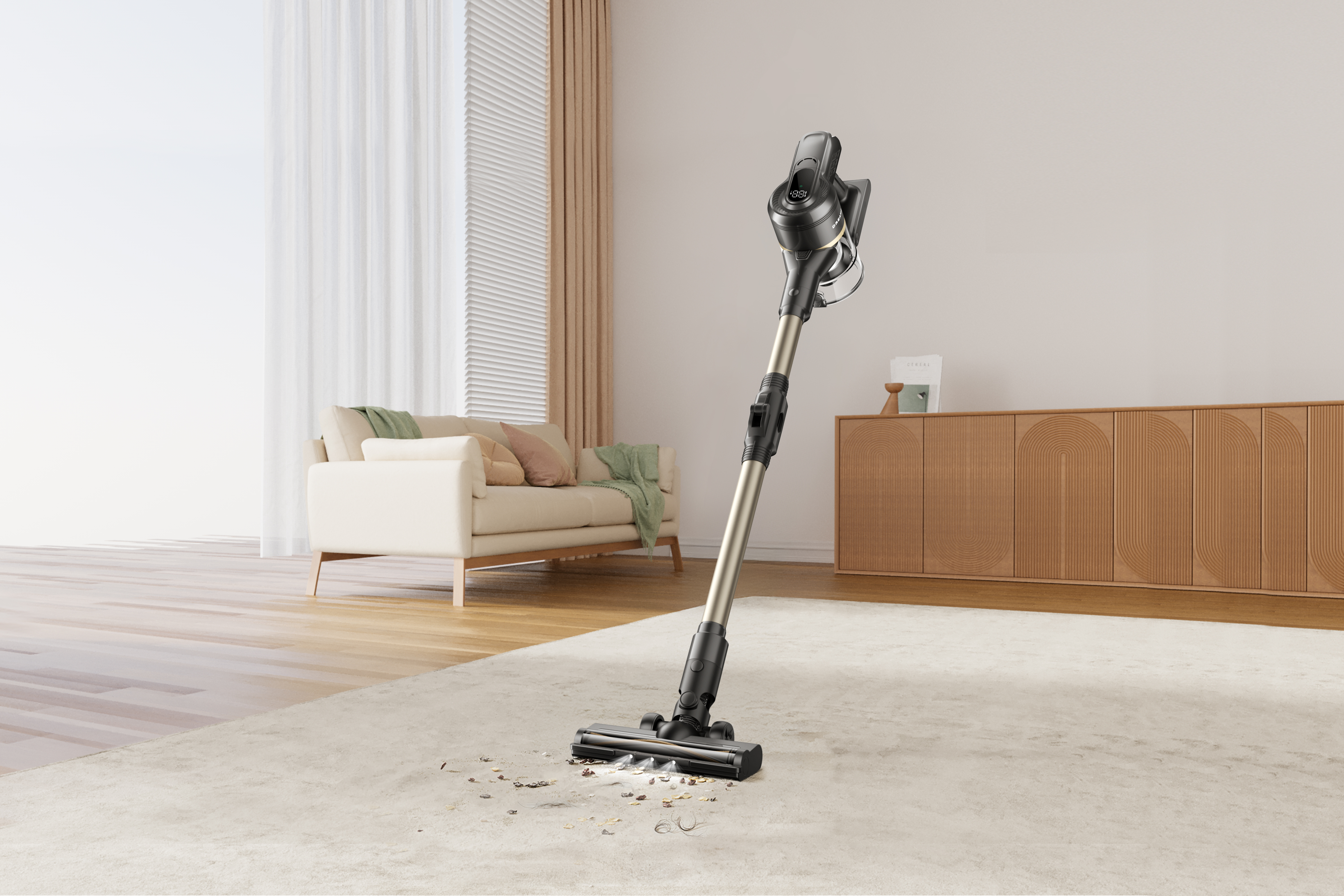 Odkurzacz bezprzewodowy stoi na dywanie. W tle kanapa, szafka i okno.