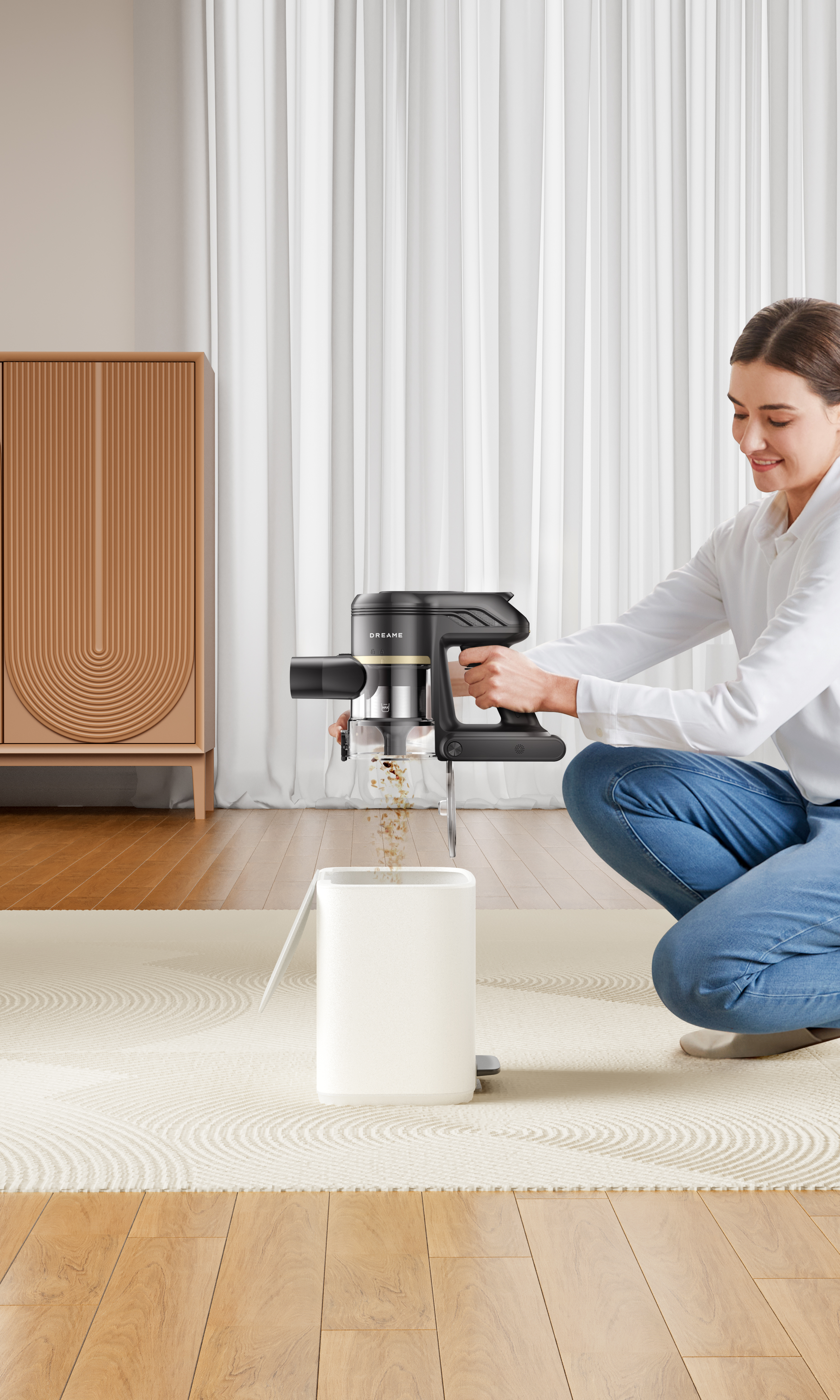 Kobieta opróżnia odkurzacz bezprzewodowy do pojemnika. Scena jest w pomieszczeniu, z drewnianą podłogą i dywanem.