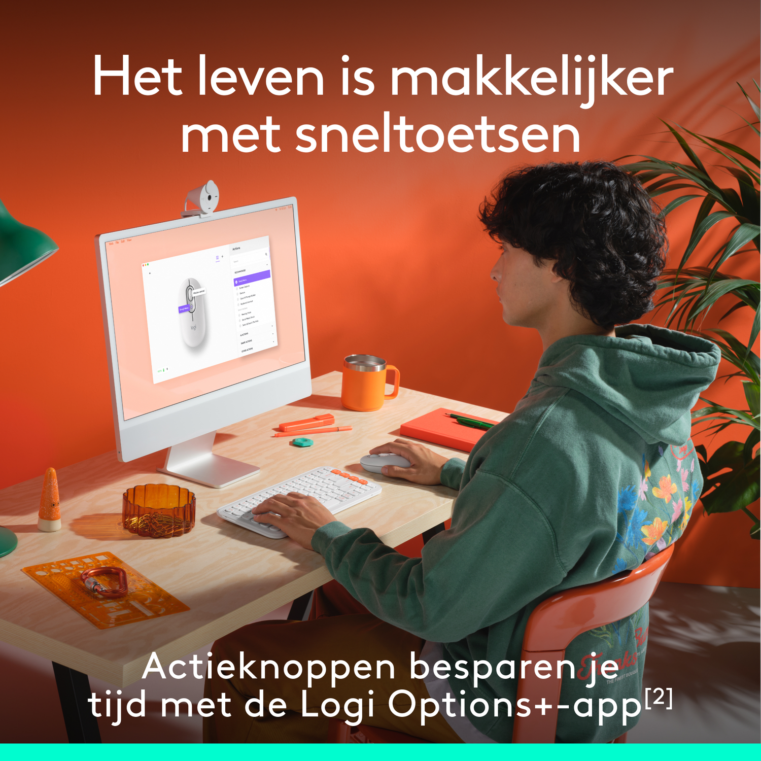 A person using a computer with a keyboard and mouse. The screen shows an app interface. Text says, 'Het leven is makkelijker met sneltoetsen'.