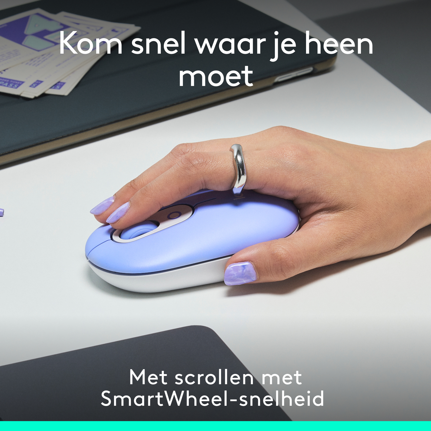 A hand with a silver ring holds a light blue mouse. Text: 'Kom snel waar je heen moet.' and 'Met scrollen met SmartWheel-snelheid'.