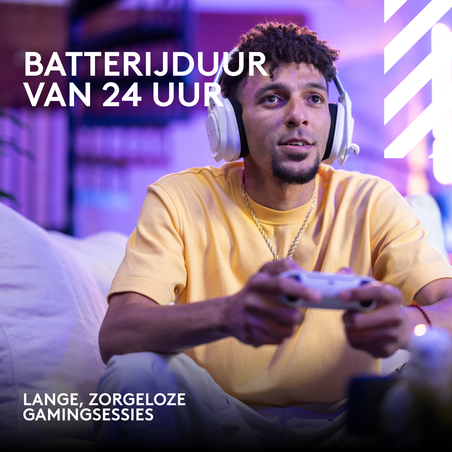 A man wearing a headset and yellow shirt holds a controller. Text says 'BATTERIJDUUR VAN 24 UUR' and 'LANGE, ZORGELOZE GAMINGSESSIES'.