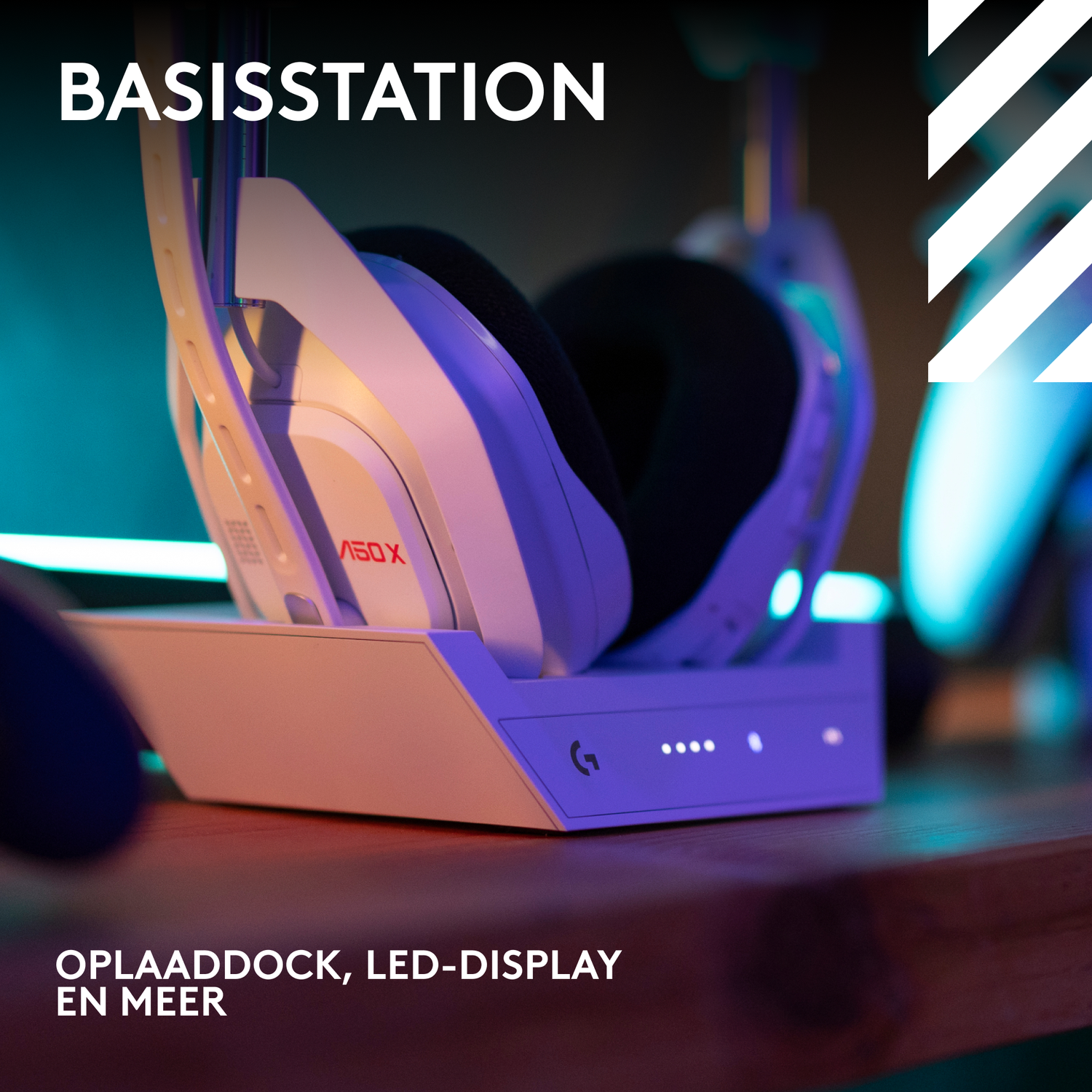 White headset on a white charging dock with LED lights. Text reads 'Basisstation, Oplaaddock, LED-Display en meer'.