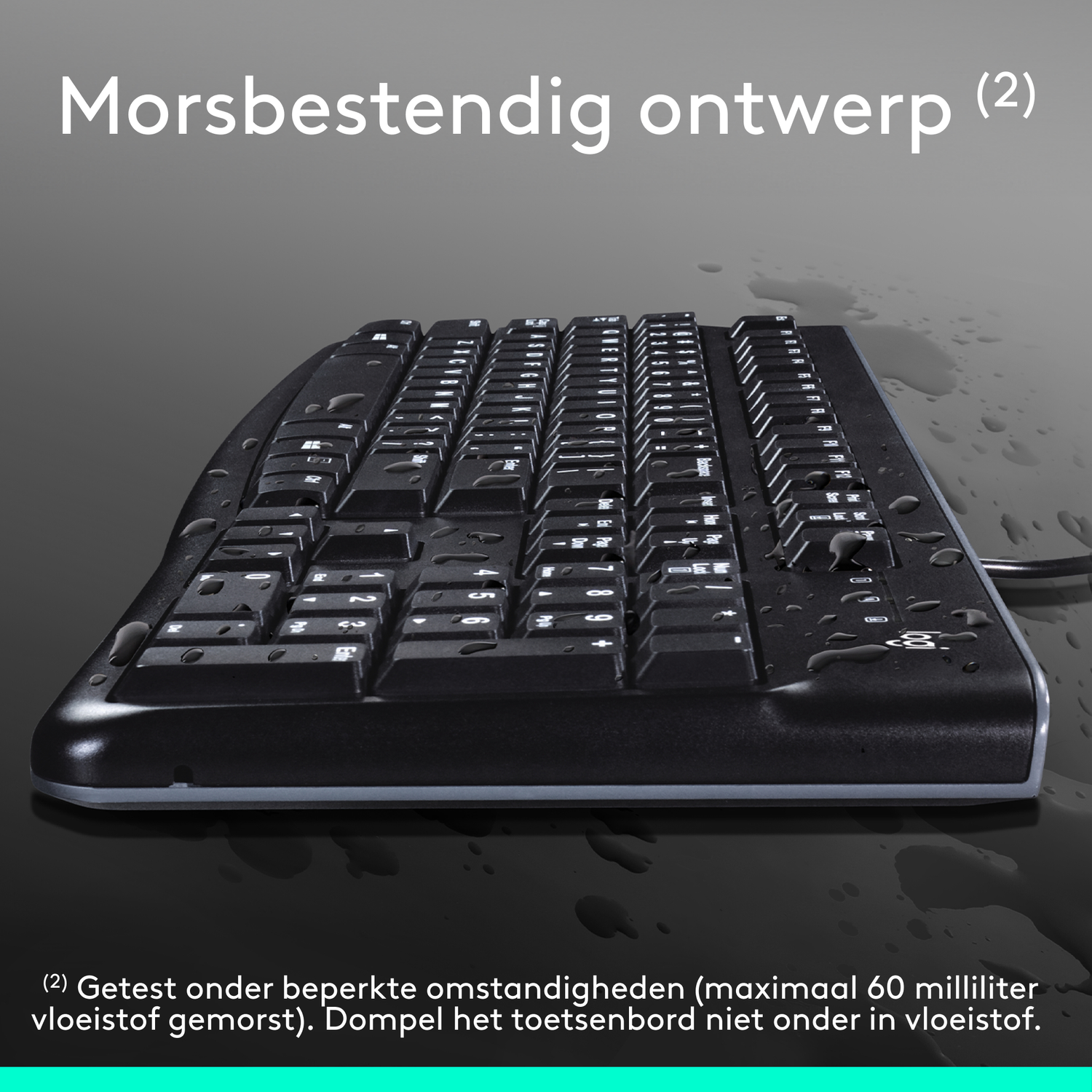Een zwart toetsenbord met witte toetsen wordt getoond met waterdruppels erop. Het toetsenbord ligt op een reflecterend oppervlak.