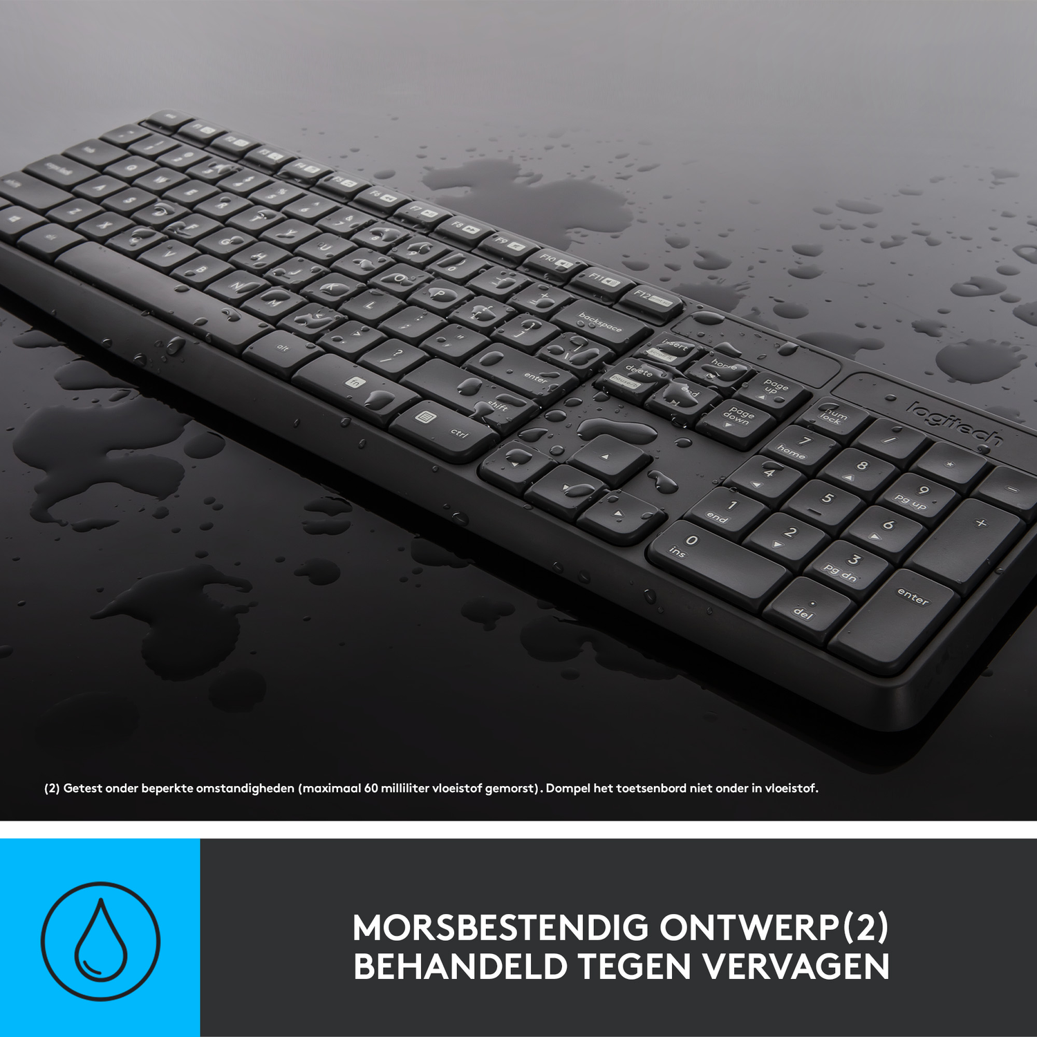 Een zwart Logitech-toetsenbord met waterdruppels erop. De achtergrond is een donker, reflecterend oppervlak.