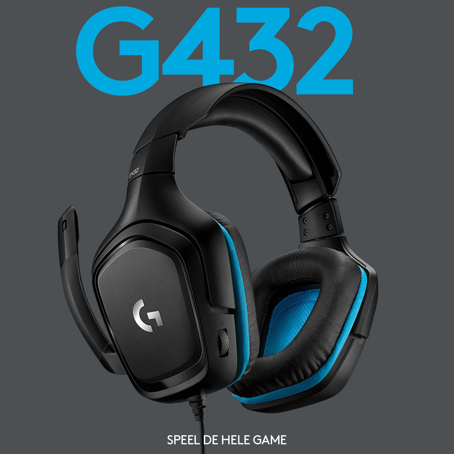 Zwarte en blauwe Logitech G432 gaming headset. De headset heeft een microfoon en staat tegen een grijze achtergrond.