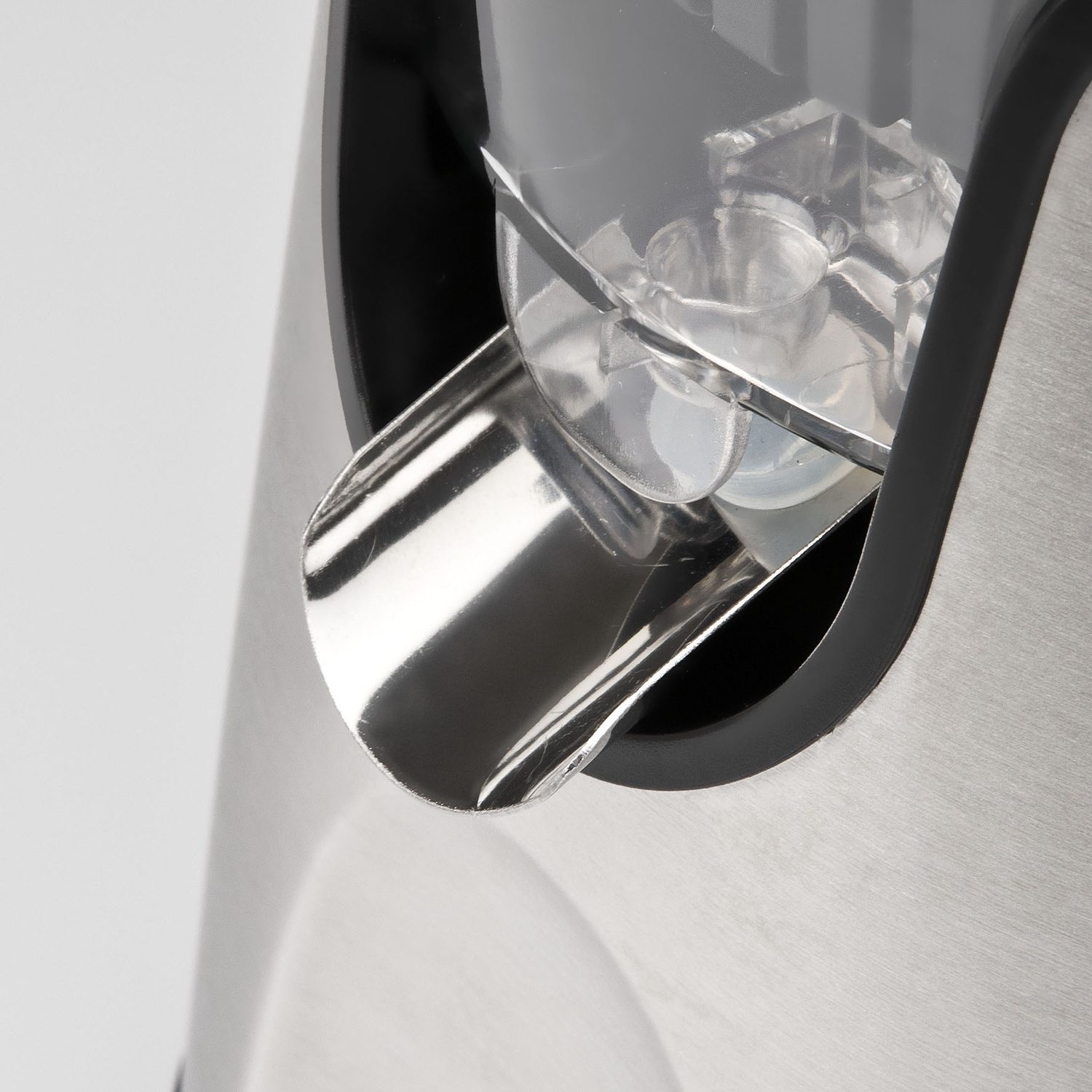 Primo piano di un beccuccio di una centrifuga in acciaio inox. Sono visibili componenti in plastica trasparente e finiture nere.