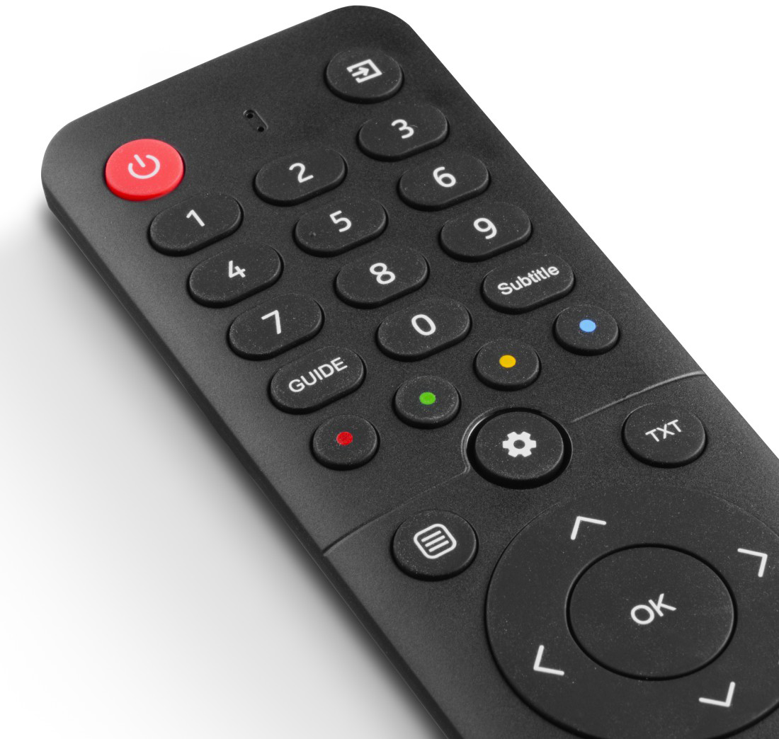 Fekete távirányító sok gombbal, beleértve a számokat, be/ki, felirat. Fehér háttéren.