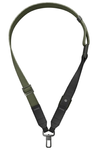 Zielony i czarny pas do karabinu na czarnym tle. Pasek ma regulowane paski i metalowe okucia.