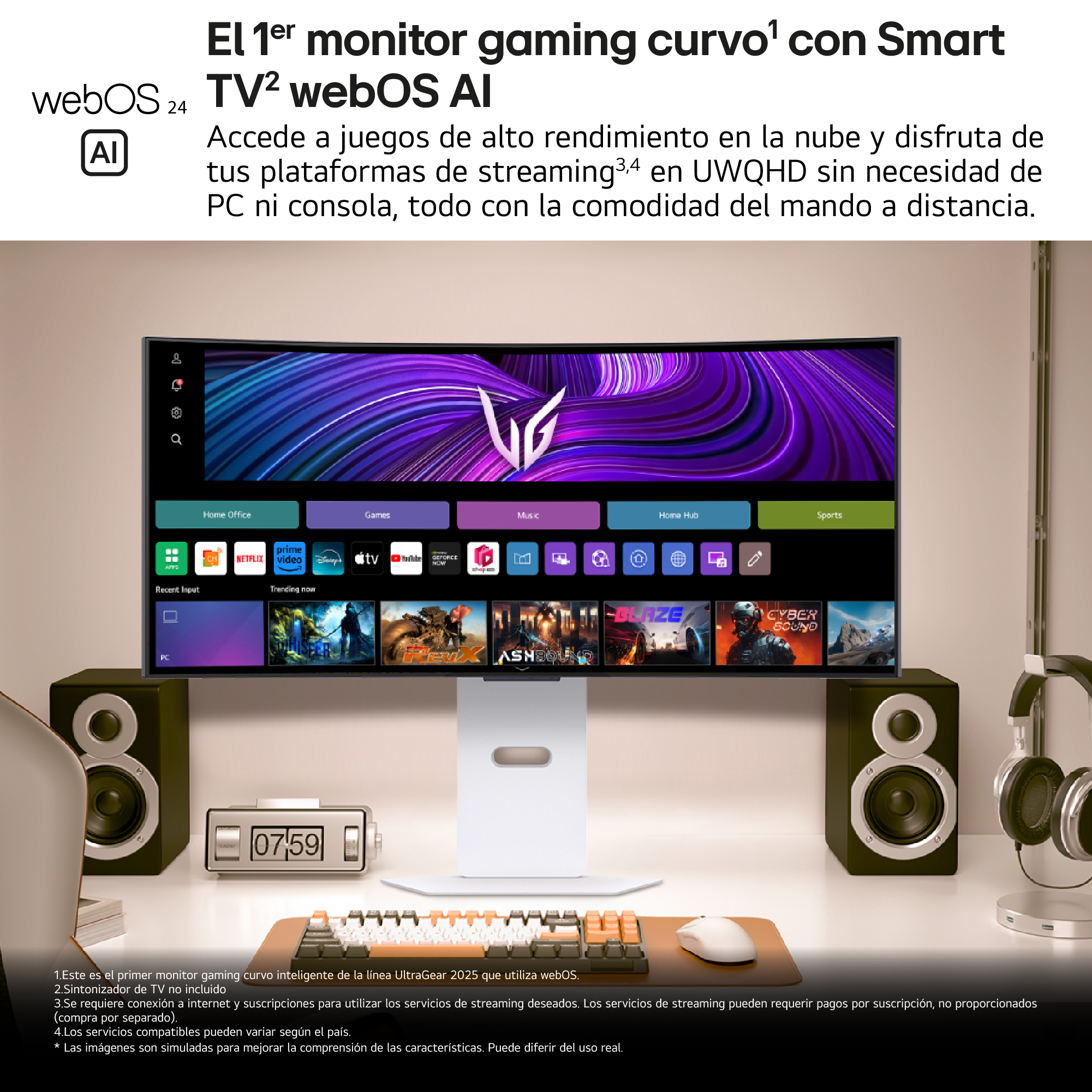 Monitor curvo para juegos que muestra aplicaciones de transmisión. Altavoces, auriculares, teclado y ratón visibles.
