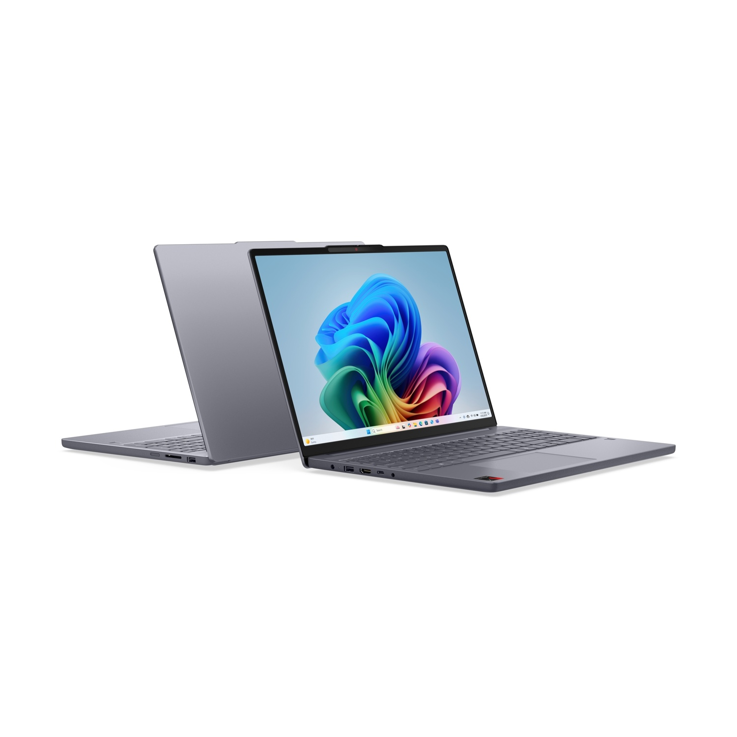 Due laptop grigi su sfondo bianco. Uno è aperto, mostra un'immagine a spirale colorata, l'altro è chiuso.