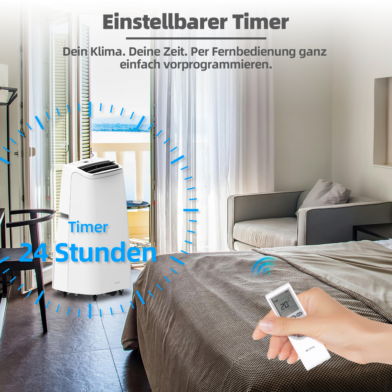 Ein weißes Klimagerät in einem Raum. Eine Hand hält eine Fernbedienung. Der Raum hat ein Bett, einen Stuhl und einen Balkon mit Meerblick.