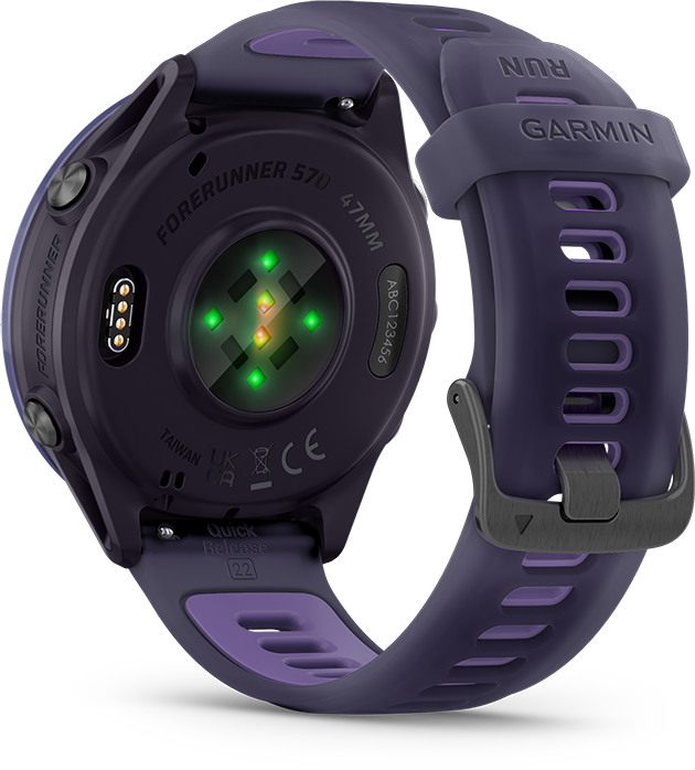 A Garmin Forerunner 570 óra közeli képe. Az óra lila, fekete számlappal. Zöld lámpák világítanak. A szíj azt írja, hogy Garmin Run.