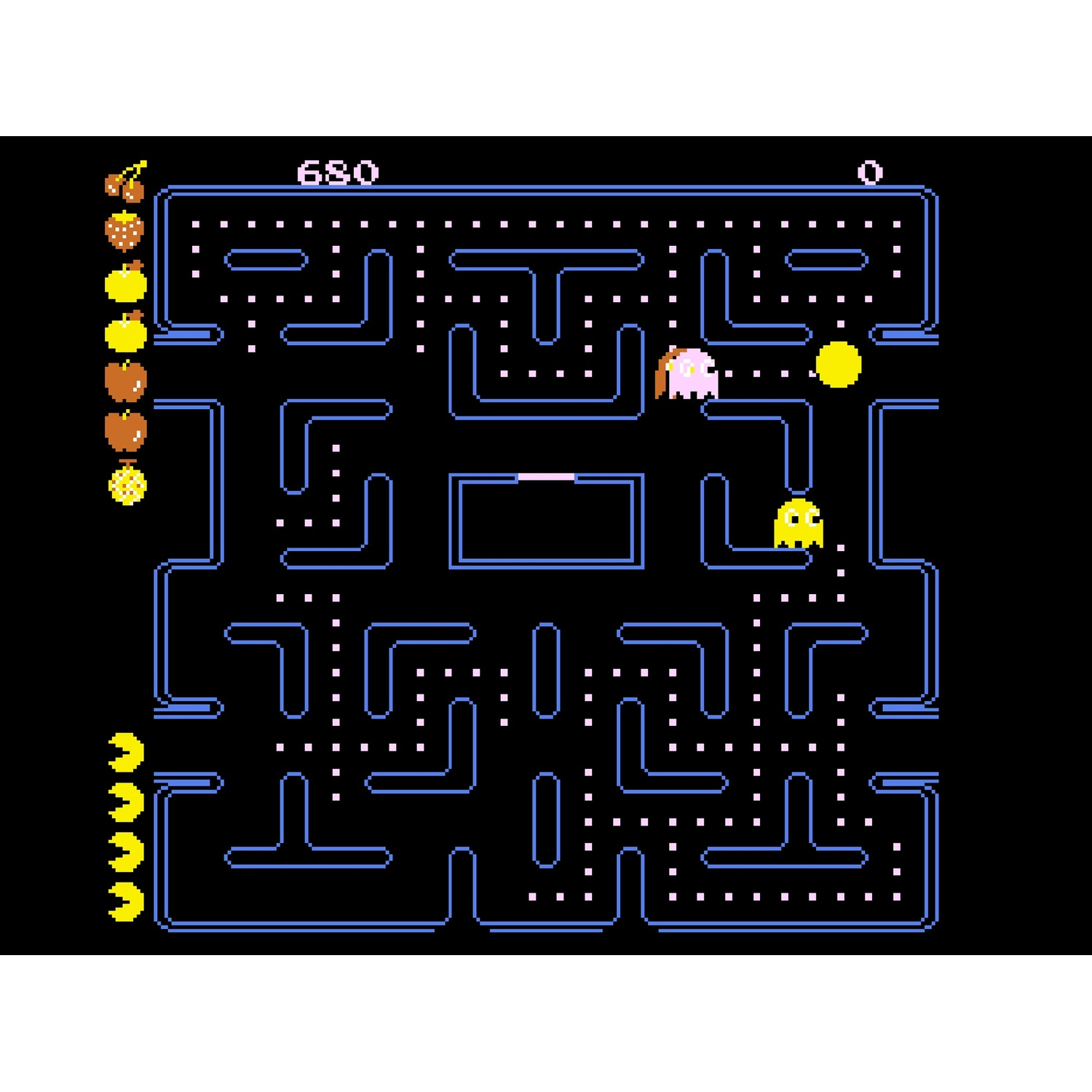 Schermata del gioco Pac-Man. Un labirinto con un Pac-Man giallo e fantasmi. Il punteggio è 680. Frutta e vite di Pac-Man sono mostrate.