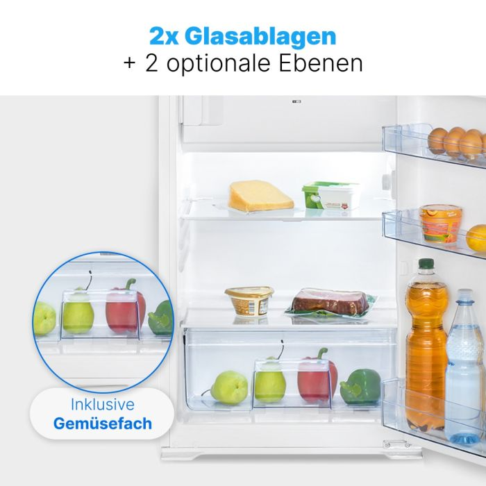 Offener Kühlschrank mit Glasböden. Innen sind Lebensmittel wie Käse, Butter, Eier, Saftflaschen und Gemüse sichtbar.