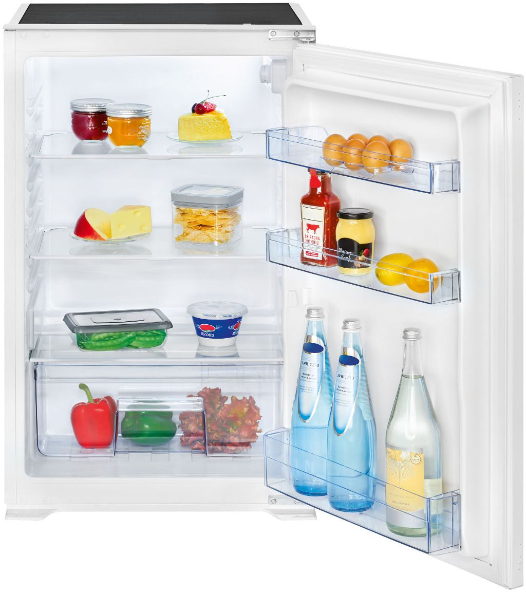 Offener Kühlschrank mit Lebensmitteln: Gläser, Käse, Snacks, Gemüse, Eier, Saucen, Zitronen und Wasserflaschen.