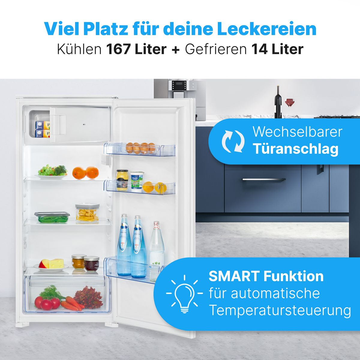 Ein offener weißer Kühlschrank mit Obst, Gemüse und Flaschen. Oben steht: 'Viel Platz für Ihre Leckereien'.