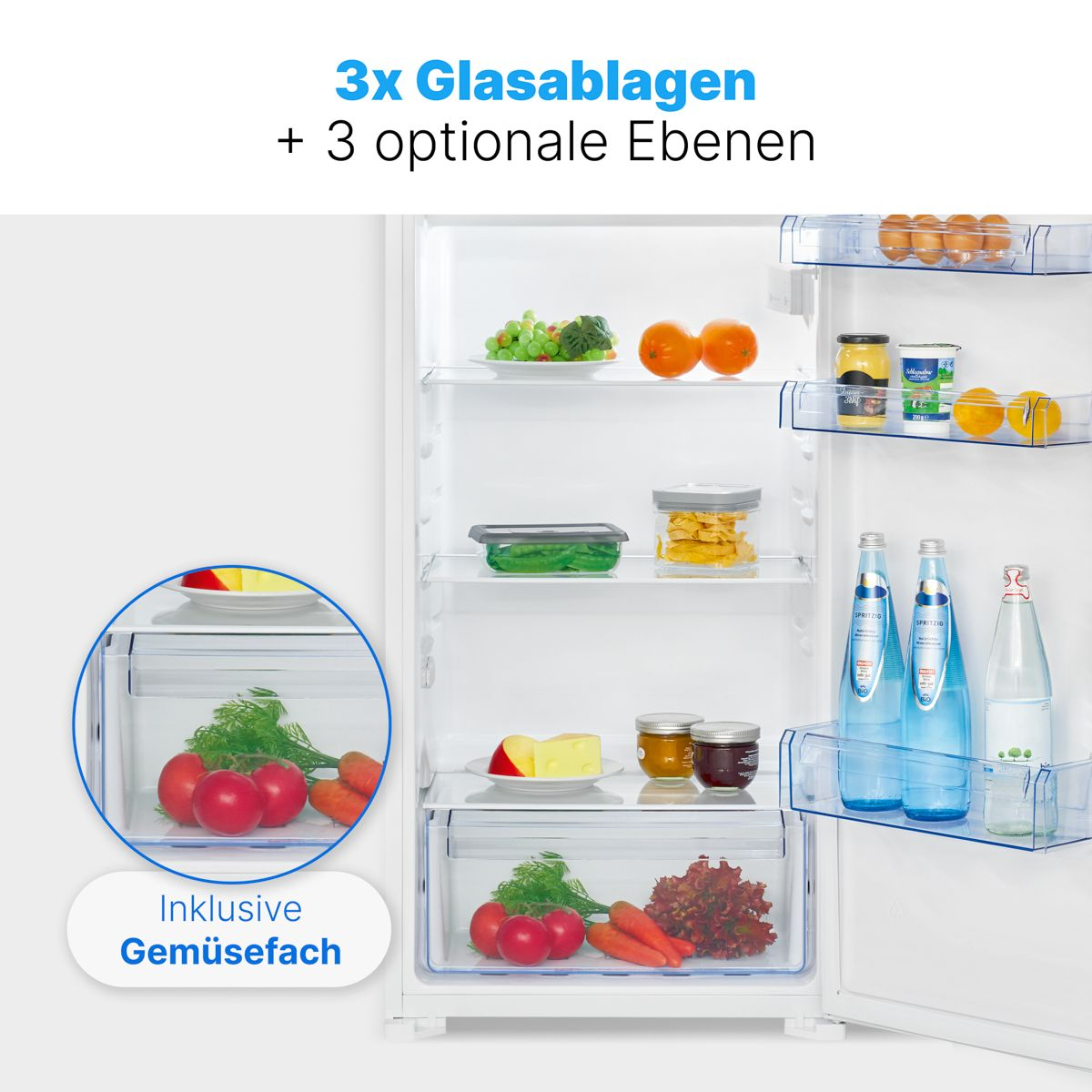 Ein Kühlschrank ist geöffnet und mit Lebensmitteln gefüllt. Orangen, Gemüse, Wasserflaschen und Eier sind in den Regalen zu sehen.