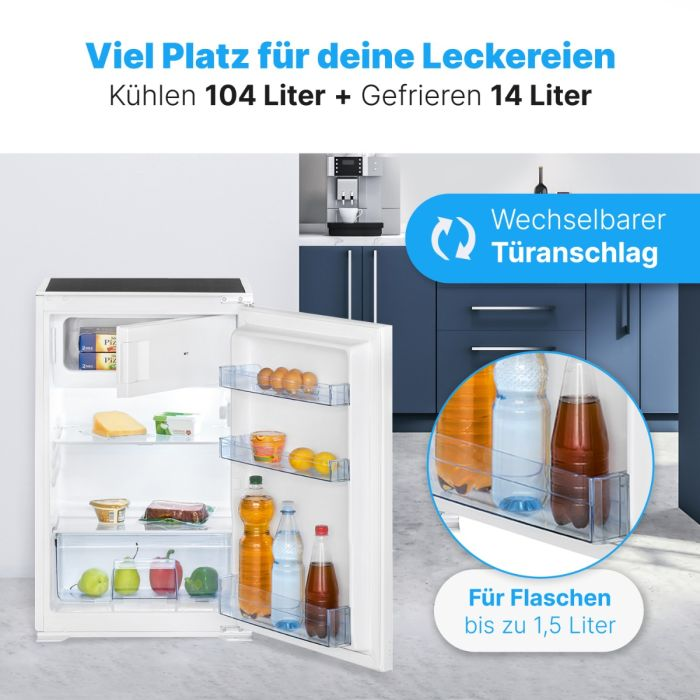 Weißer Kühlschrank mit offener Tür, zeigt Regale mit Lebensmitteln und Getränken. Text zeigt Kapazität und Funktionen.