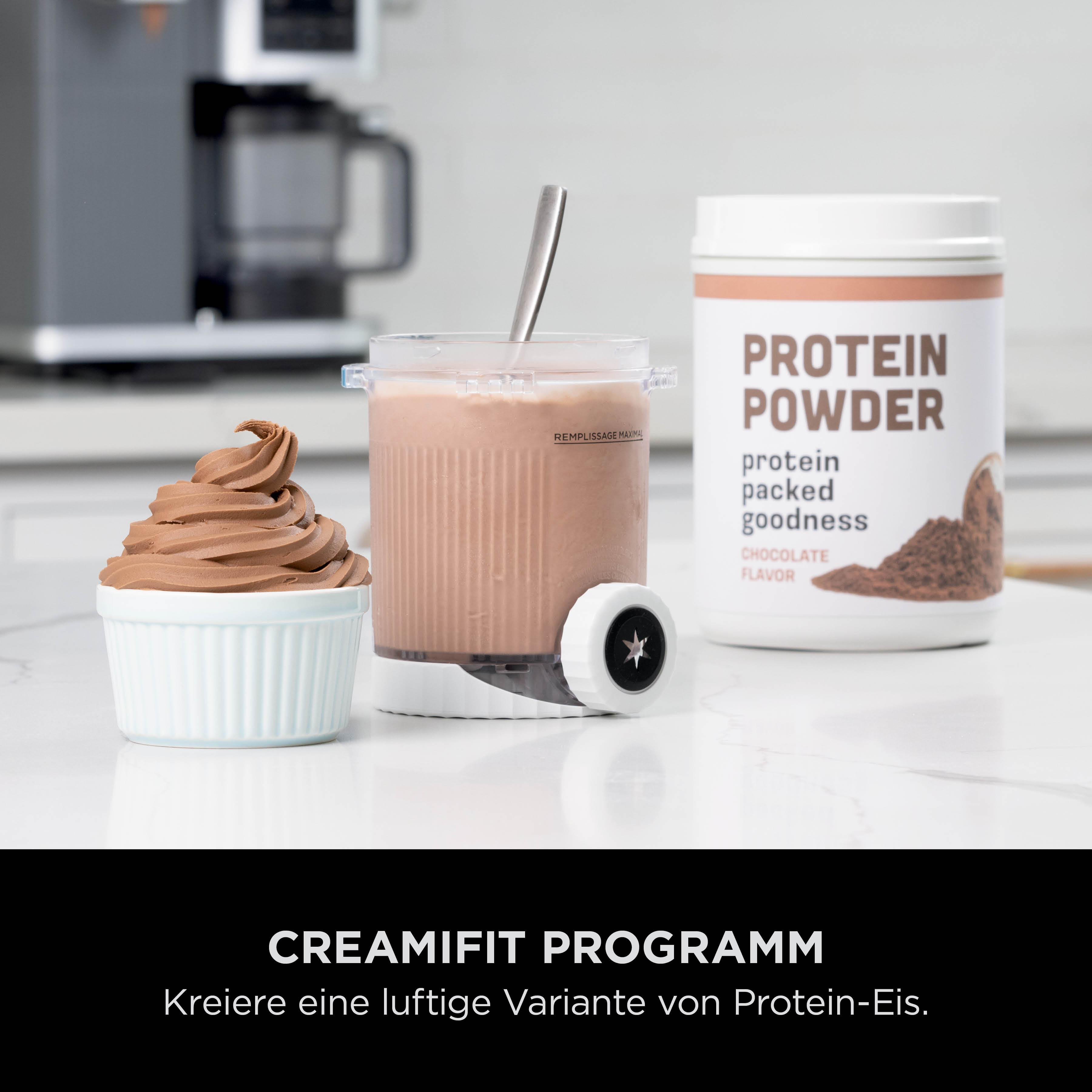 Das Bild zeigt Schokoladeneis, einen Proteinshake und Proteinpulver auf einer weißen Oberfläche. Text: 'Creamifit Programm'.