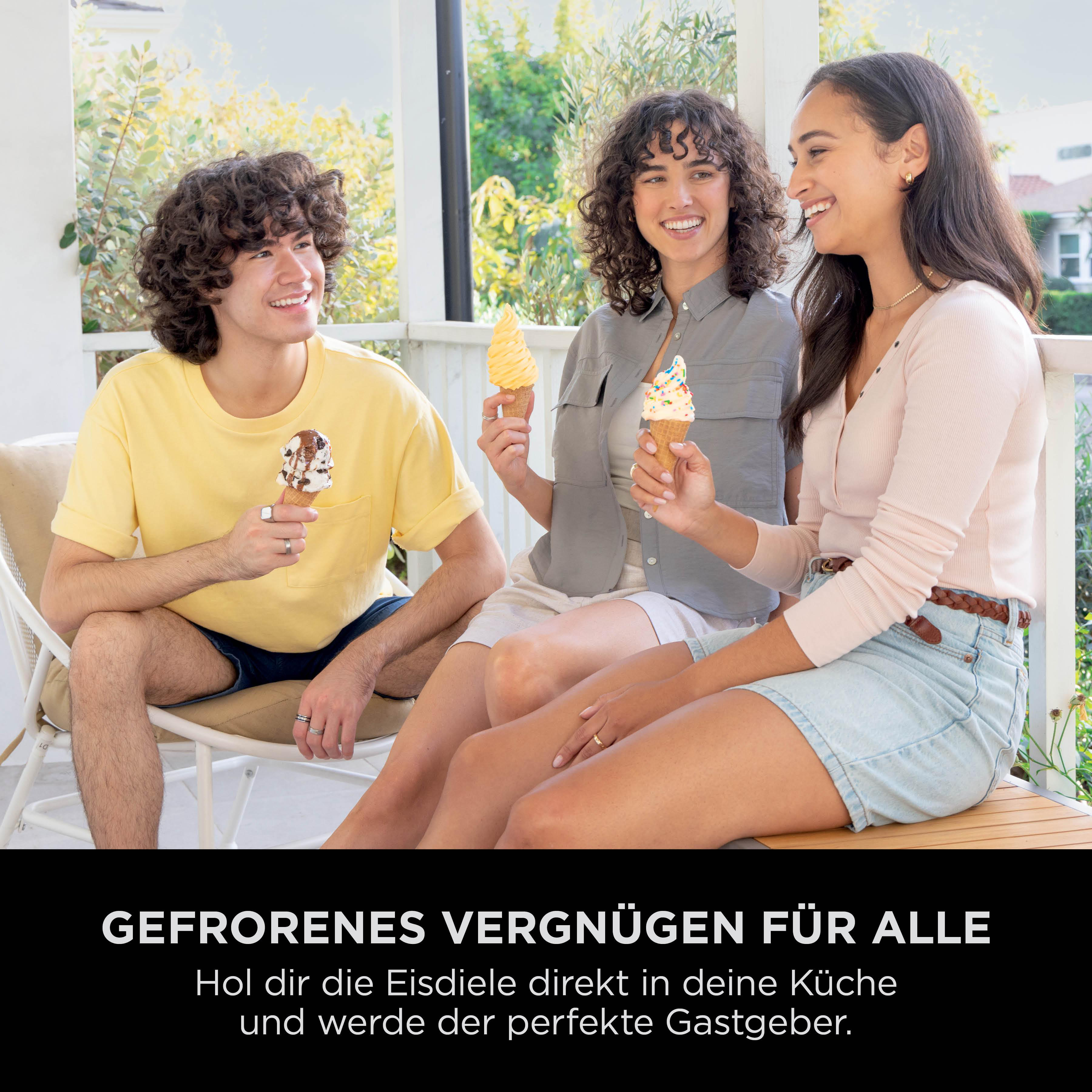 Drei lächelnde Personen halten Eiswaffeln und sitzen draußen. Der Text unten lautet: 'Gefrorenes Vergnügen für alle'.