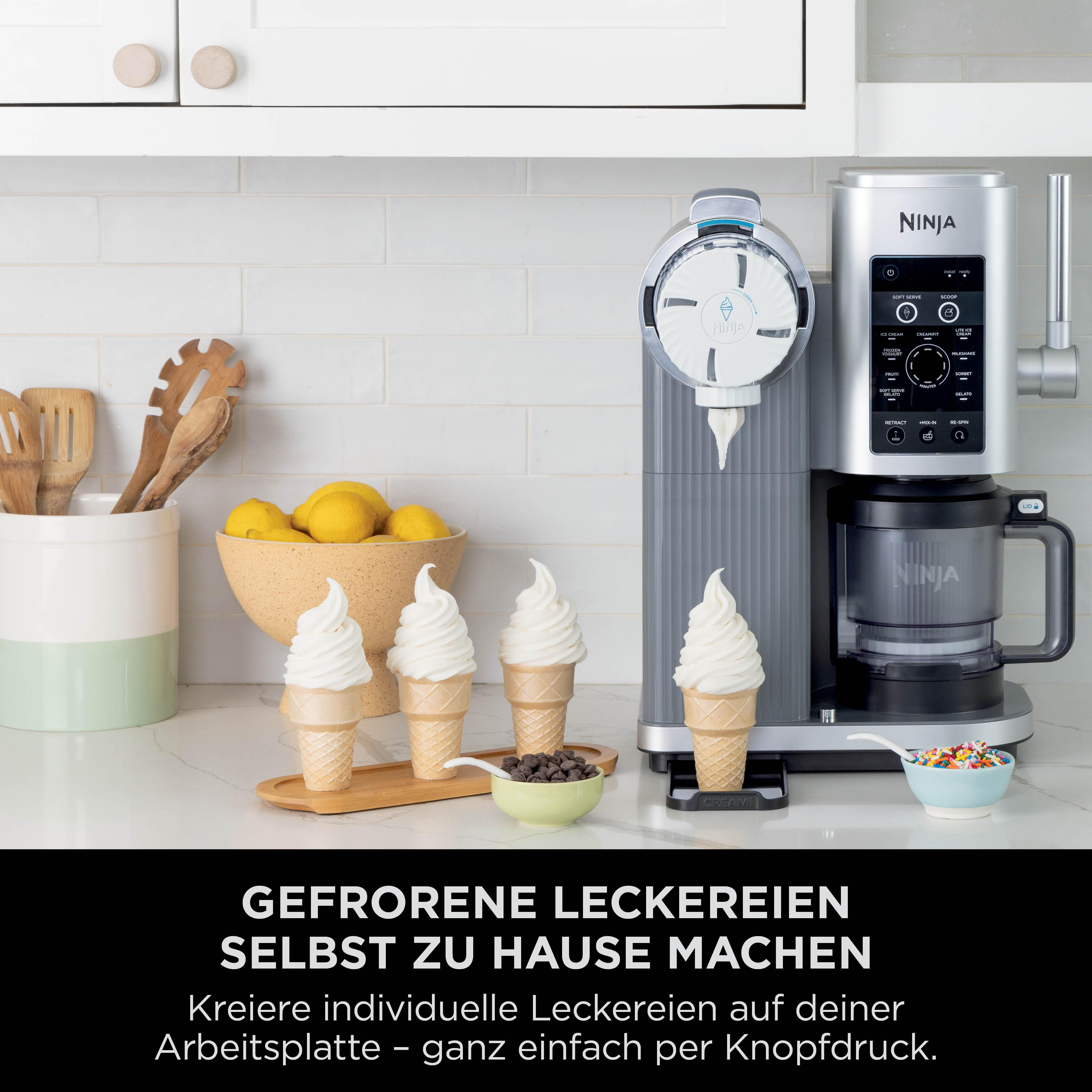 Eine Küchenszene zeigt eine Eismaschine mit Eiswaffeln, Toppings und Zitronen.