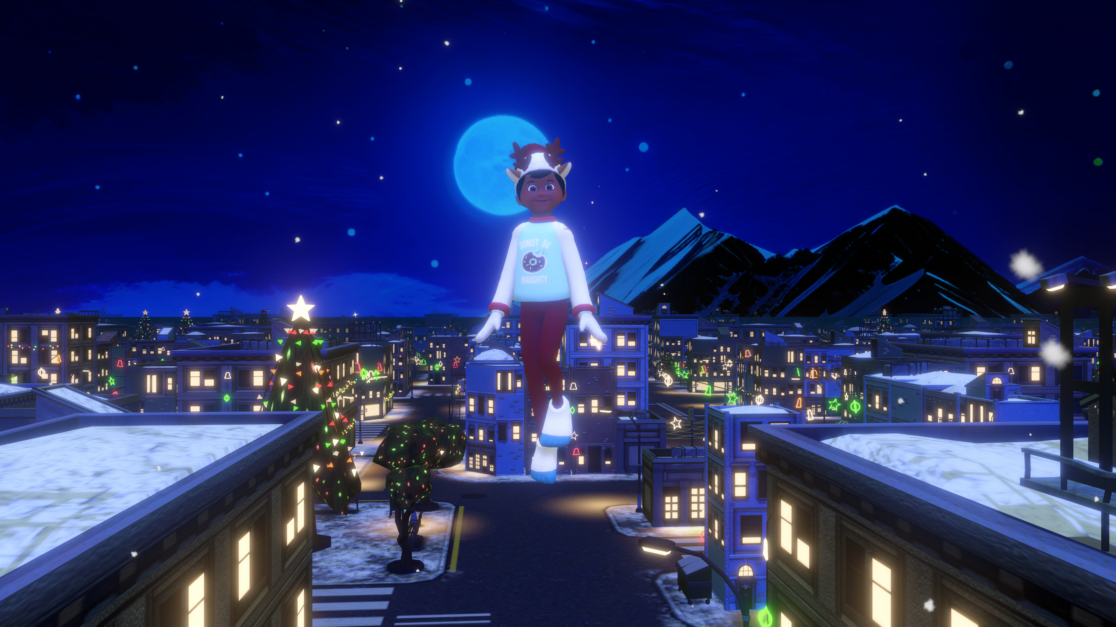 Una figura con sombrero de reno y suéter flota sobre una ciudad por la noche. La luna y las estrellas brillan sobre la ciudad, decorada para Navidad.